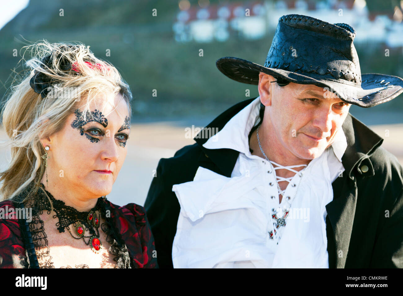 Whitby, Regno Unito. 3 Novembre, 2013. Goti a Whitby Goth Weekend domenica 03/11/2013. Fondata da Jo Hampshire nel 1994, l'evento a Whitby, North Yorkshire, Regno Unito Inghilterra riunisce goti e emos a questo iconico della destinazione di Dracular per la musica, ballare e bere. Credito: Paul Thompson/Alamy Live News Foto Stock Whitby, Regno Unito. 3 Novembre, 2013. Goti a Whitby Goth Weekend domenica 03/11/2013. Fondata da Jo Hampshire nel 1994, l'evento a Whitby, North Yorkshire, Regno Unito Inghilterra riunisce goti e emos a questo iconico della destinazione di Dracular per la musica, ballare e bere. Credito: Paul Thompson/Alamy Live News Foto Stock