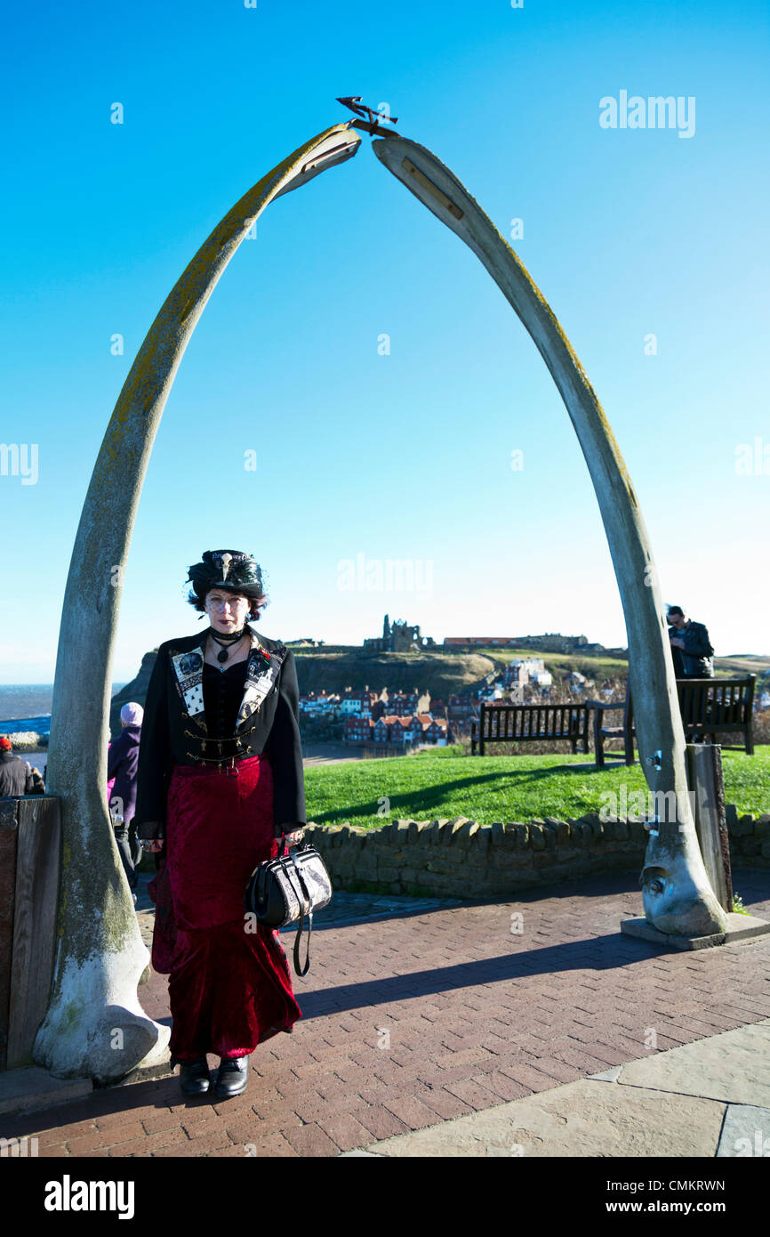 Whitby, Regno Unito. 3 Novembre, 2013. Goti a Whitby Goth Weekend domenica 03/11/2013. Fondata da Jo Hampshire nel 1994, l'evento a Whitby, North Yorkshire, Regno Unito Inghilterra riunisce goti e emos a questo iconico della destinazione di Dracular per la musica, ballare e bere. Credito: Paul Thompson/Alamy Live News Foto Stock Whitby, Regno Unito. 3 Novembre, 2013. Goti a Whitby Goth Weekend domenica 03/11/2013. Fondata da Jo Hampshire nel 1994, l'evento a Whitby, North Yorkshire, Regno Unito Inghilterra riunisce goti e emos a questo iconico della destinazione di Dracular per la musica, ballare e bere. Credito: Paul Thompson/Alamy Live News Foto Stock