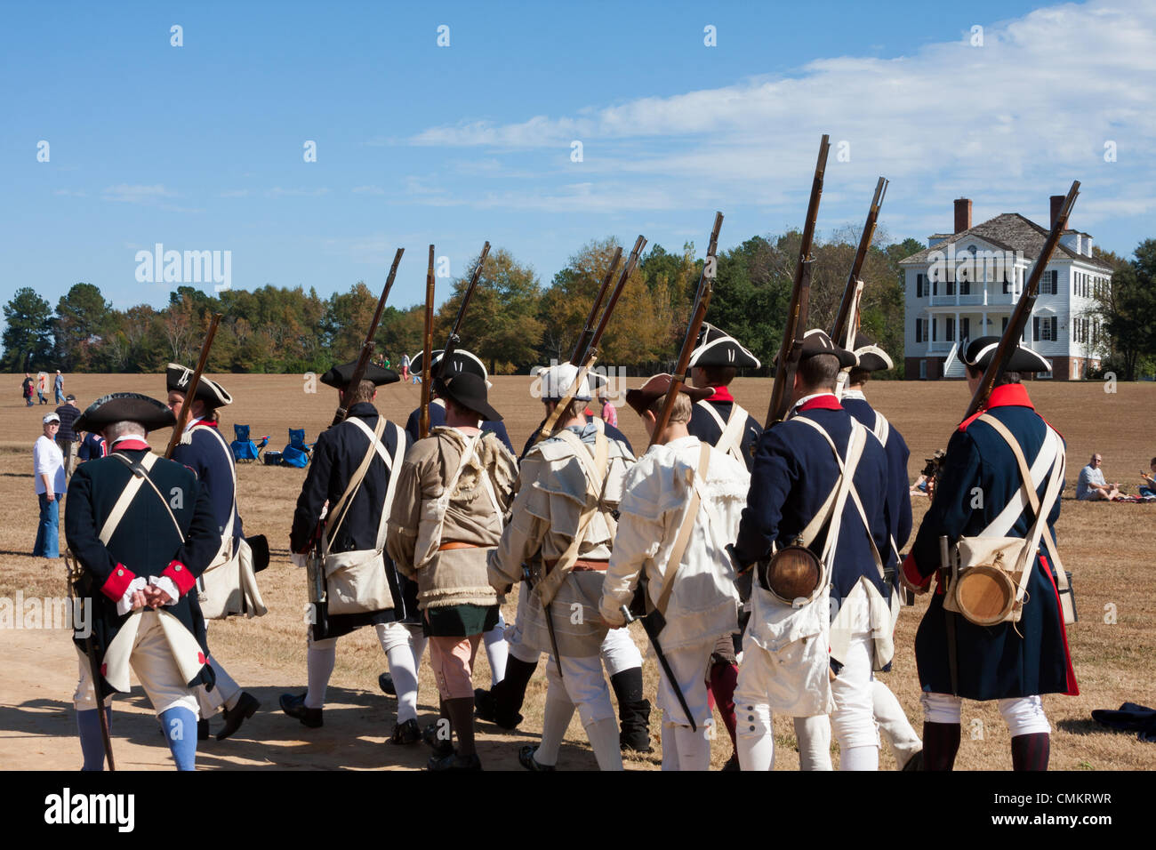 Camden, SC, Stati Uniti d'America. 2° Nov, 2013. Camden storico mantiene la sua xliii Reolutionary annuale campo di guerra giorni. La guerra rivoluzionaria re-enactors ha celebrato il 225th anniversario della rivoluzione con dimostrazioni nel parco e una battaglia sul campo con il Redcoats e i patrioti Foto Stock