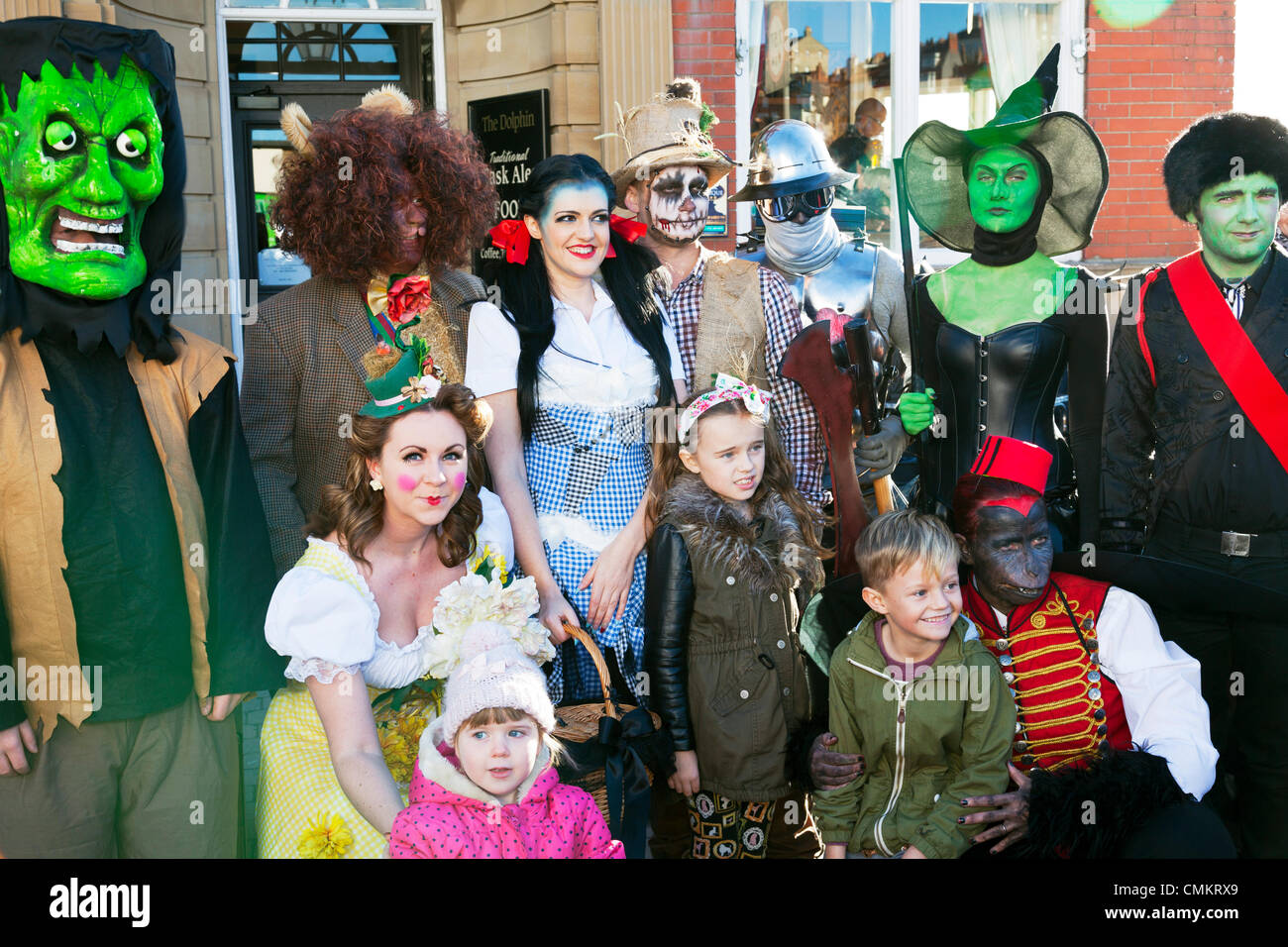 Whitby, Regno Unito. 3 Novembre, 2013. Goti a Whitby Goth Weekend domenica 03/11/2013. Fondata da Jo Hampshire nel 1994, l'evento a Whitby, North Yorkshire, Regno Unito Inghilterra riunisce goti e emos a questo iconico della destinazione di Dracular per la musica, ballare e bere. Credito: Paul Thompson/Alamy Live News Foto Stock Whitby, Regno Unito. 3 Novembre, 2013. Goti a Whitby Goth Weekend domenica 03/11/2013. Fondata da Jo Hampshire nel 1994, l'evento a Whitby, North Yorkshire, Regno Unito Inghilterra riunisce goti e emos a questo iconico della destinazione di Dracular per la musica, ballare e bere. Credito: Paul Thompson/Alamy Live News Foto Stock