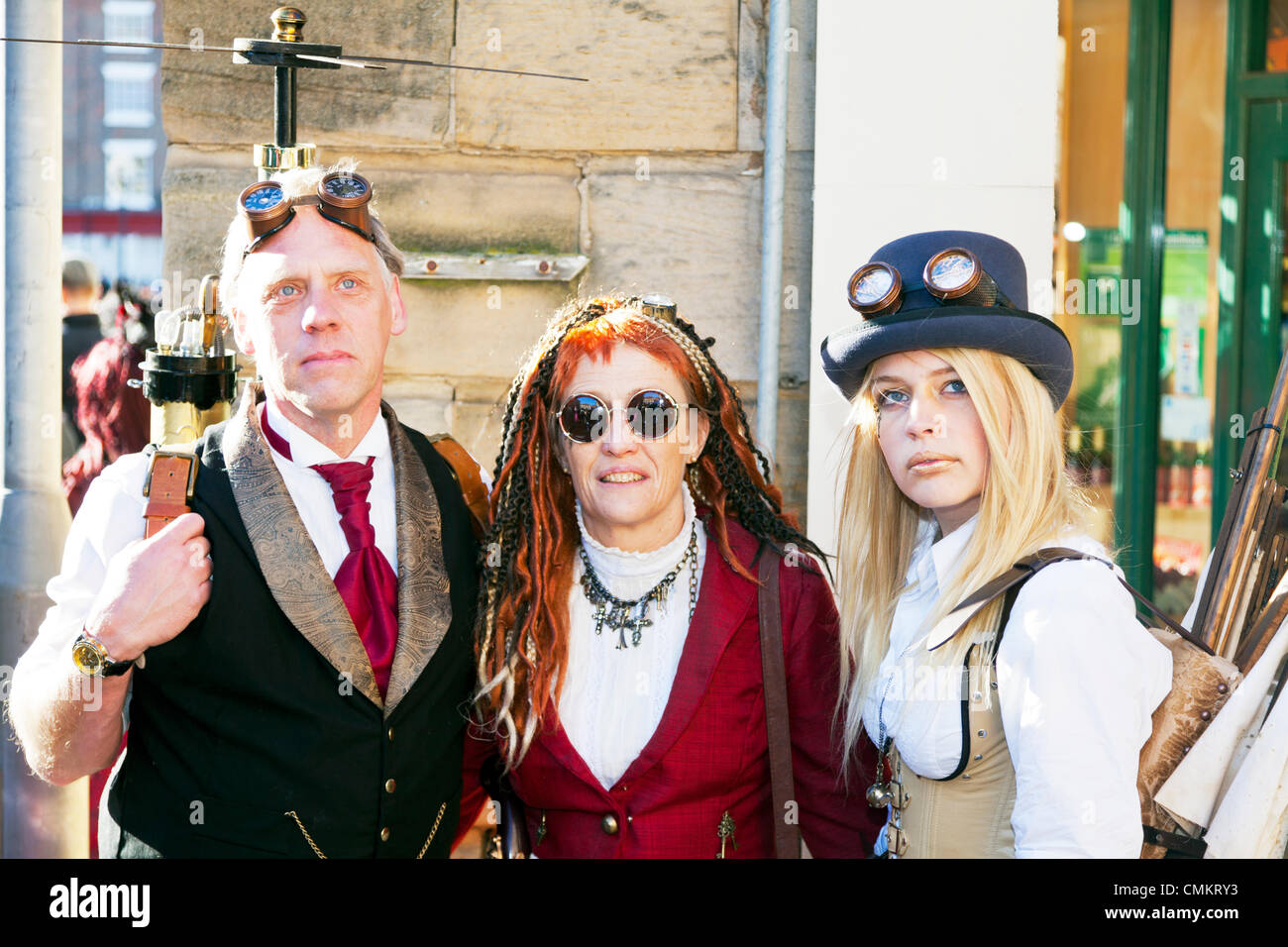 Whitby, Regno Unito. 3 Novembre, 2013. Goti a Whitby Goth Weekend domenica 03/11/2013. Fondata da Jo Hampshire nel 1994, l'evento a Whitby, North Yorkshire, Regno Unito Inghilterra riunisce goti e emos a questo iconico della destinazione di Dracular per la musica, ballare e bere. Credito: Paul Thompson/Alamy Live News Foto Stock Whitby, Regno Unito. 3 Novembre, 2013. Goti a Whitby Goth Weekend domenica 03/11/2013. Fondata da Jo Hampshire nel 1994, l'evento a Whitby, North Yorkshire, Regno Unito Inghilterra riunisce goti e emos a questo iconico della destinazione di Dracular per la musica, ballare e bere. Credito: Paul Thompson/Alamy Live News Foto Stock