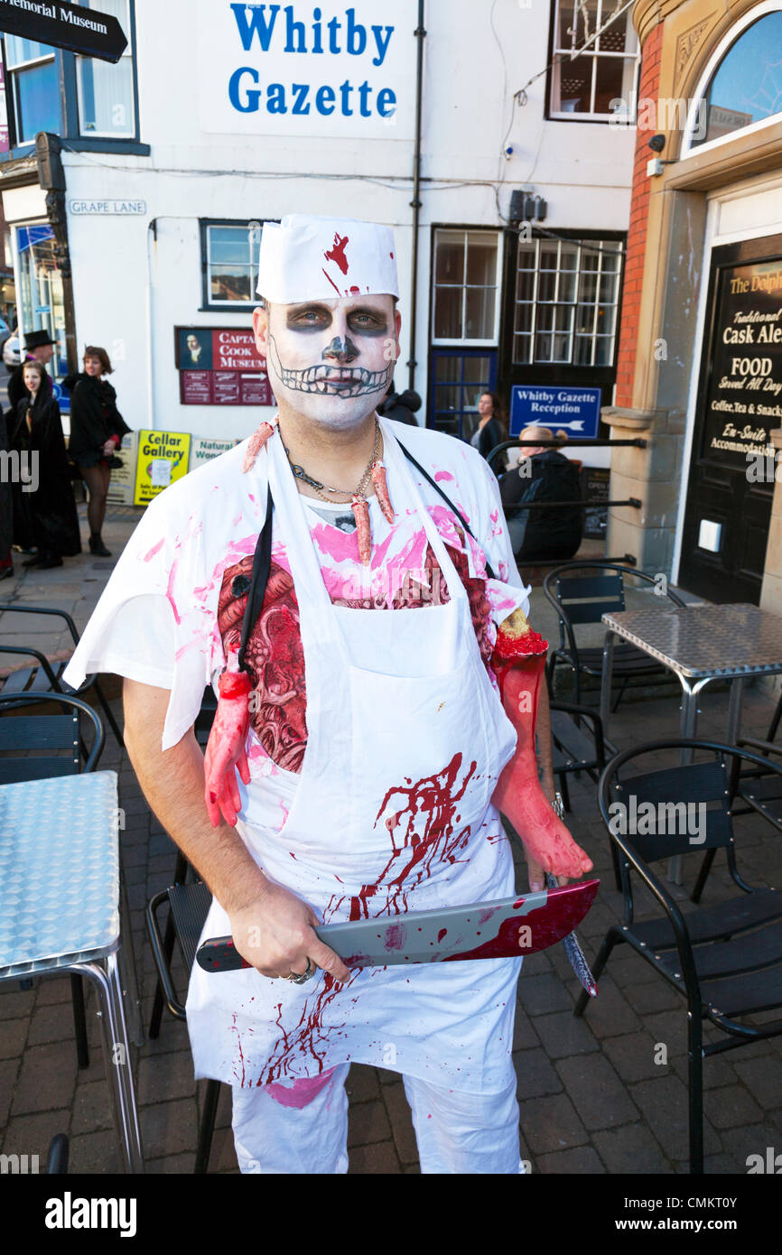 Whitby, Regno Unito. 3 Novembre, 2013. Goti a Whitby Goth Weekend domenica 03/11/2013. Fondata da Jo Hampshire nel 1994, l'evento a Whitby, North Yorkshire, Regno Unito Inghilterra riunisce goti e emos a questo iconico della destinazione di Dracular per la musica, ballare e bere. Credito: Paul Thompson/Alamy Live News Foto Stock Whitby, Regno Unito. 3 Novembre, 2013. Goti a Whitby Goth Weekend domenica 03/11/2013. Fondata da Jo Hampshire nel 1994, l'evento a Whitby, North Yorkshire, Regno Unito Inghilterra riunisce goti e emos a questo iconico della destinazione di Dracular per la musica, ballare e bere. Credito: Paul Thompson/Alamy Live News Foto Stock