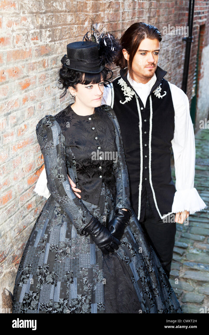 Whitby, Regno Unito. 3 Novembre, 2013. Goti a Whitby Goth Weekend domenica 03/11/2013. Fondata da Jo Hampshire nel 1994, l'evento a Whitby, North Yorkshire, Regno Unito Inghilterra riunisce goti e emos a questo iconico della destinazione di Dracular per la musica, ballare e bere. Credito: Paul Thompson/Alamy Live News Foto Stock Whitby, Regno Unito. 3 Novembre, 2013. Goti a Whitby Goth Weekend domenica 03/11/2013. Fondata da Jo Hampshire nel 1994, l'evento a Whitby, North Yorkshire, Regno Unito Inghilterra riunisce goti e emos a questo iconico della destinazione di Dracular per la musica, ballare e bere. Credito: Paul Thompson/Alamy Live News Foto Stock