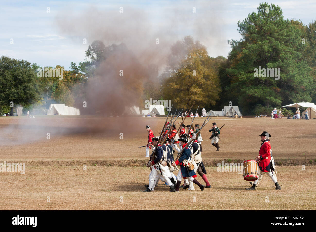 Camden, SC, Stati Uniti d'America. 2° Nov, 2013. Camden storico mantiene la sua xliii Reolutionary annuale campo di guerra giorni. La guerra rivoluzionaria re-enactors ha celebrato il 225th anniversario della rivoluzione con dimostrazioni nel parco e una battaglia sul campo con il Redcoats e i patrioti Foto Stock