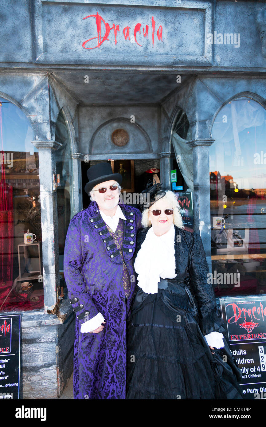 Whitby, Regno Unito. 3 Novembre, 2013. Goti a Whitby Goth Weekend domenica 03/11/2013. Fondata da Jo Hampshire nel 1994, l'evento a Whitby, North Yorkshire, Regno Unito Inghilterra riunisce goti e emos a questo iconico della destinazione di Dracular per la musica, ballare e bere. Credito: Paul Thompson/Alamy Live News Foto Stock Whitby, Regno Unito. 3 Novembre, 2013. Goti a Whitby Goth Weekend domenica 03/11/2013. Fondata da Jo Hampshire nel 1994, l'evento a Whitby, North Yorkshire, Regno Unito Inghilterra riunisce goti e emos a questo iconico della destinazione di Dracular per la musica, ballare e bere. Credito: Paul Thompson/Alamy Live News Foto Stock