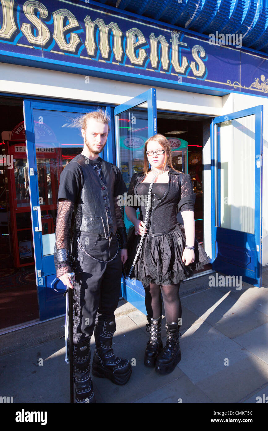 Whitby, Regno Unito. 3 Novembre, 2013. Goti a Whitby Goth Weekend domenica 03/11/2013. Fondata da Jo Hampshire nel 1994, l'evento a Whitby, North Yorkshire, Regno Unito Inghilterra riunisce goti e emos a questo iconico della destinazione di Dracular per la musica, ballare e bere. Credito: Paul Thompson/Alamy Live News Foto Stock Whitby, Regno Unito. 3 Novembre, 2013. Goti a Whitby Goth Weekend domenica 03/11/2013. Fondata da Jo Hampshire nel 1994, l'evento a Whitby, North Yorkshire, Regno Unito Inghilterra riunisce goti e emos a questo iconico della destinazione di Dracular per la musica, ballare e bere. Credito: Paul Thompson/Alamy Live News Foto Stock