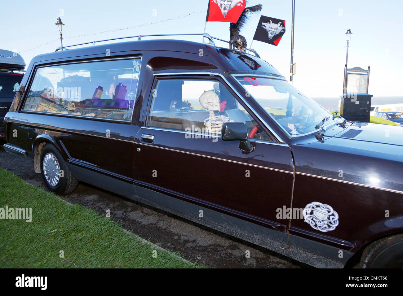 Whitby, Regno Unito. 3 Novembre, 2013. Goti a Whitby Goth Weekend domenica 03/11/2013. Fondata da Jo Hampshire nel 1994, l'evento a Whitby, North Yorkshire, Regno Unito Inghilterra riunisce goti e emos a questo iconico della destinazione di Dracular per la musica, ballare e bere. Credito: Paul Thompson/Alamy Live News Foto Stock Whitby, Regno Unito. 3 Novembre, 2013. Goti a Whitby Goth Weekend domenica 03/11/2013. Fondata da Jo Hampshire nel 1994, l'evento a Whitby, North Yorkshire, Regno Unito Inghilterra riunisce goti e emos a questo iconico della destinazione di Dracular per la musica, ballare e bere. Credito: Paul Thompson/Alamy Live News Foto Stock