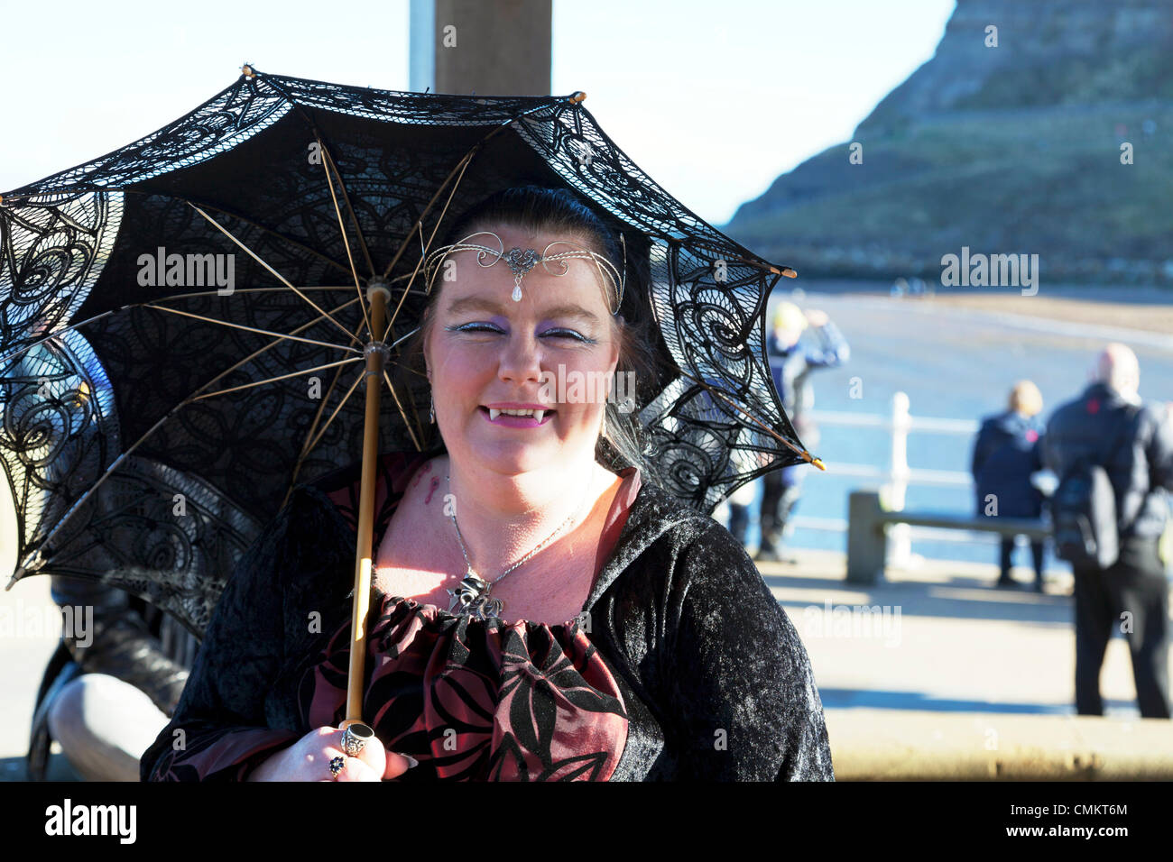 Whitby, Regno Unito. 3 Novembre, 2013. Goti a Whitby Goth Weekend domenica 03/11/2013. Fondata da Jo Hampshire nel 1994, l'evento a Whitby, North Yorkshire, Regno Unito Inghilterra riunisce goti e emos a questo iconico della destinazione di Dracular per la musica, ballare e bere. Credito: Paul Thompson/Alamy Live News Foto Stock Whitby, Regno Unito. 3 Novembre, 2013. Goti a Whitby Goth Weekend domenica 03/11/2013. Fondata da Jo Hampshire nel 1994, l'evento a Whitby, North Yorkshire, Regno Unito Inghilterra riunisce goti e emos a questo iconico della destinazione di Dracular per la musica, ballare e bere. Credito: Paul Thompson/Alamy Live News Foto Stock