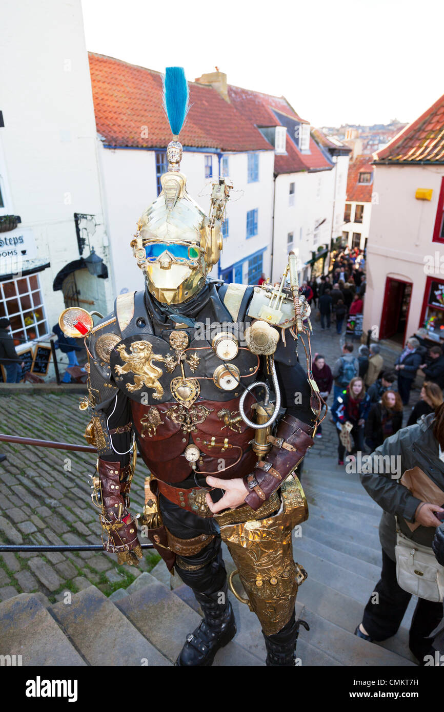 Whitby, Regno Unito. 3 Novembre, 2013. Goti a Whitby Goth Weekend domenica 03/11/2013. Fondata da Jo Hampshire nel 1994, l'evento a Whitby, North Yorkshire, Regno Unito Inghilterra riunisce goti e emos a questo iconico della destinazione di Dracular per la musica, ballare e bere. Credito: Paul Thompson/Alamy Live News Foto Stock Whitby, Regno Unito. 3 Novembre, 2013. Goti a Whitby Goth Weekend domenica 03/11/2013. Fondata da Jo Hampshire nel 1994, l'evento a Whitby, North Yorkshire, Regno Unito Inghilterra riunisce goti e emos a questo iconico della destinazione di Dracular per la musica, ballare e bere. Credito: Paul Thompson/Alamy Live News Foto Stock