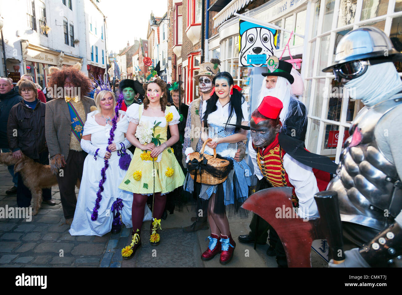 Whitby, Regno Unito. 3 Novembre, 2013. Goti a Whitby Goth Weekend domenica 03/11/2013. Fondata da Jo Hampshire nel 1994, l'evento a Whitby, North Yorkshire, Regno Unito Inghilterra riunisce goti e emos a questo iconico della destinazione di Dracular per la musica, ballare e bere. Credito: Paul Thompson/Alamy Live News Foto Stock Whitby, Regno Unito. 3 Novembre, 2013. Goti a Whitby Goth Weekend domenica 03/11/2013. Fondata da Jo Hampshire nel 1994, l'evento a Whitby, North Yorkshire, Regno Unito Inghilterra riunisce goti e emos a questo iconico della destinazione di Dracular per la musica, ballare e bere. Credito: Paul Thompson/Alamy Live News Foto Stock