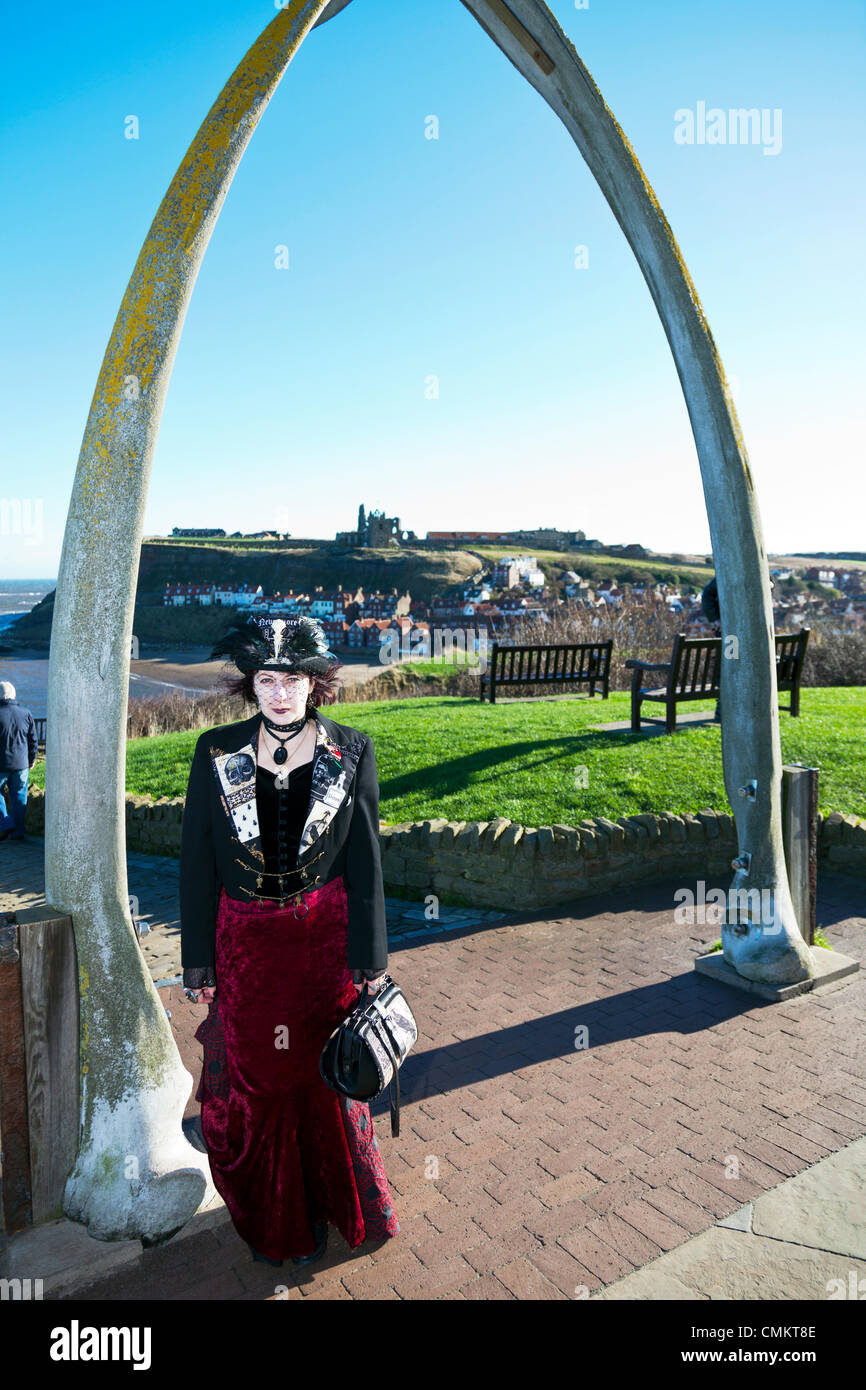 Whitby, Regno Unito. 3 Novembre, 2013. Goti a Whitby Goth Weekend domenica 03/11/2013. Fondata da Jo Hampshire nel 1994, l'evento a Whitby, North Yorkshire, Regno Unito Inghilterra riunisce goti e emos a questo iconico della destinazione di Dracular per la musica, ballare e bere. Credito: Paul Thompson/Alamy Live News Foto Stock Whitby, Regno Unito. 3 Novembre, 2013. Goti a Whitby Goth Weekend domenica 03/11/2013. Fondata da Jo Hampshire nel 1994, l'evento a Whitby, North Yorkshire, Regno Unito Inghilterra riunisce goti e emos a questo iconico della destinazione di Dracular per la musica, ballare e bere. Credito: Paul Thompson/Alamy Live News Foto Stock