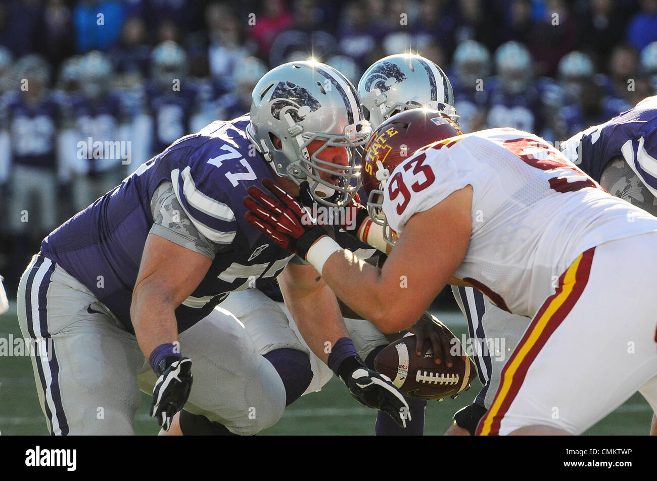 Manhattan Kansas, Stati Uniti d'America. 2° Nov, 2013. 02 novembre 2013: Kansas State Wildcats per guardafili offensivo Boston Stiverson (77) e Iowa State cicloni defensive lineman Brandon Jensen (93) in una battaglia dei pesi massimi durante il NCAA Football gioco tra la Iowa State cicloni e il Kansas State Wildcats al Bill Snyder famiglia Stadium di Manhattan, Kansas. Kendall Shaw/CSM/Alamy Live News Foto Stock
