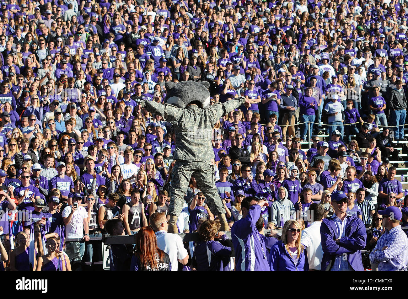 Manhattan Kansas, Stati Uniti d'America. 2° Nov, 2013. 02 novembre 2013: Willie Wildcat vestito in camo cheers sulla folla a Fort Riley giorno durante il NCAA Football gioco tra la Iowa State cicloni e il Kansas State Wildcats al Bill Snyder famiglia Stadium di Manhattan, Kansas. Kendall Shaw/CSM/Alamy Live News Foto Stock