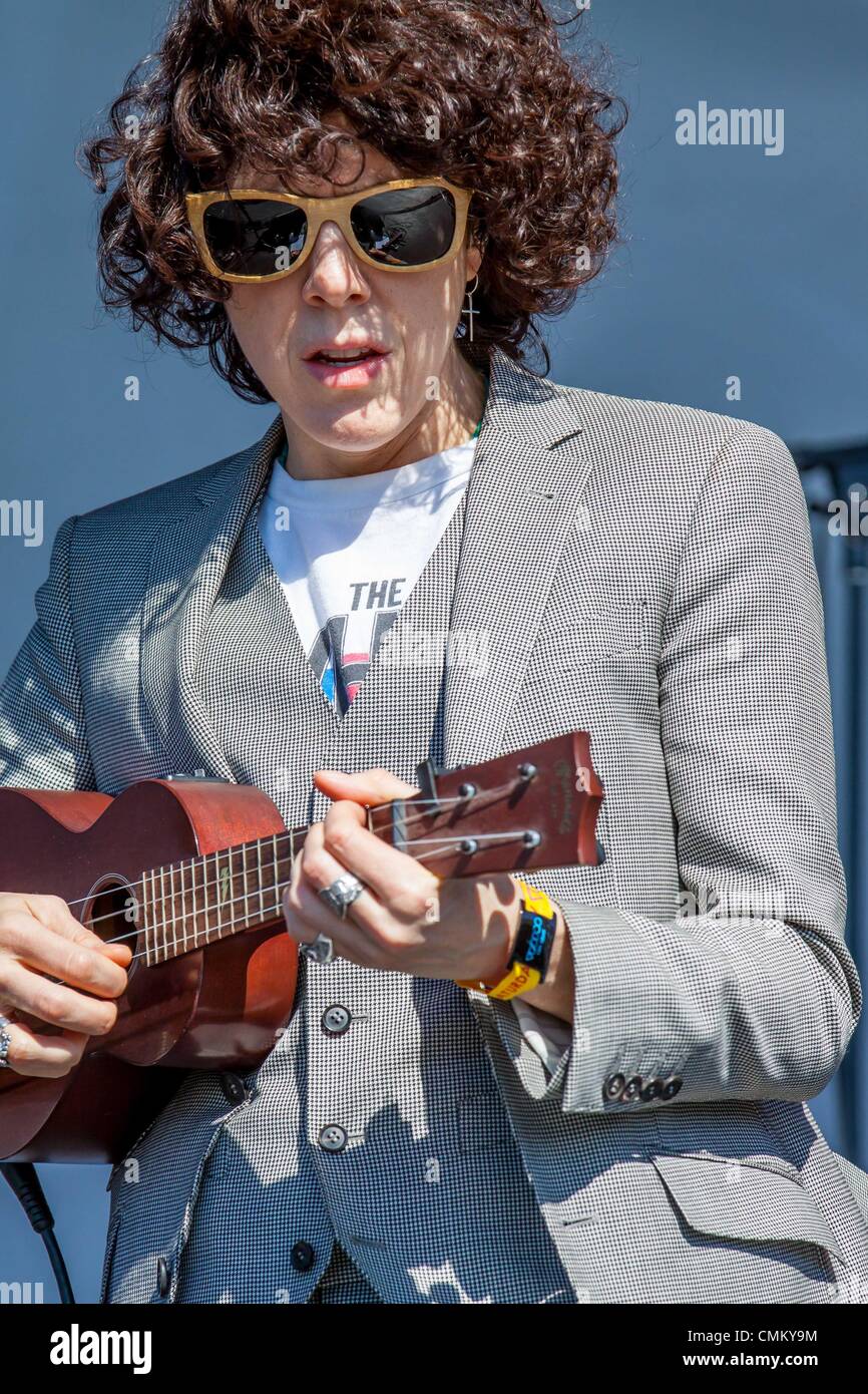 New Orleans, Louisiana, Stati Uniti d'America. 2° Nov, 2013. L.P. aka LAURA PERGOLIZZI eseguendo in Voodoo Musica e Arti esperienza a New Orleans. © Marc Nader/ZUMA filo/ZUMAPRESS.com/Alamy Live News Foto Stock