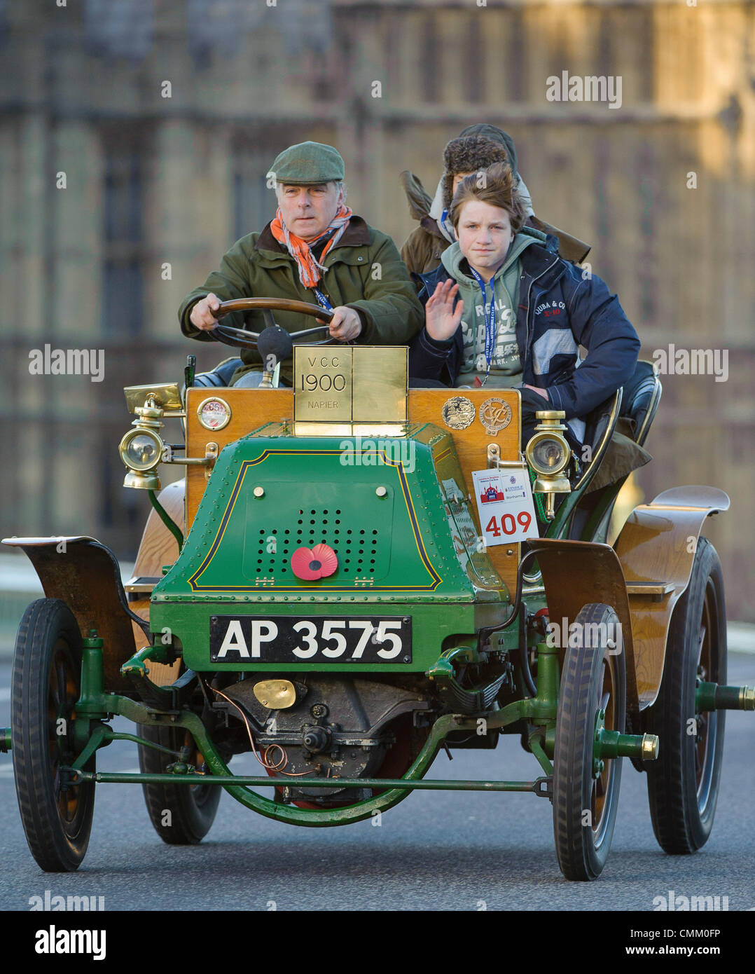 Londra, Regno Unito. 3 Novembre, 2013. Concorrente #409 immesso dalla onorevole e Thomas [GBR} AP 3575 1900 Napier sul Westminster Bridge, durante l'annuale "Londra a Brighton Veteran Car Run" su Novembre 03, 2013 organizzata dalla Royal Automobile Club. Il Royal Automobile Club di 60 miglia di auto dalla capitale alla costa meridionale è la più lunga manifestazione motoristica nel mondo e attira partecipanti da tutto il mondo. Credito: Azione Sport Plus/Alamy Live News Foto Stock