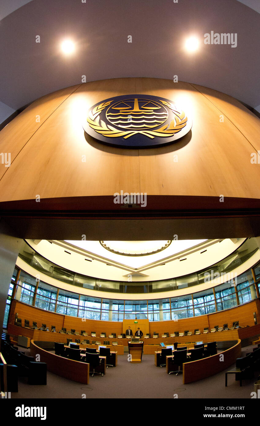 Amburgo, Germania. 04 Nov, 2013. L'emblema del Tribunale internazionale per il diritto del mare (ITLOS) pende sopra l'ingresso principale della corte della camera ITLOS ad Amburgo, Germania, 04 novembre 2013. ITLAS sentirà il caso della nave di Greenpeace Arctic Sunrise il 06 novembre 2013. Foto: CHRISTIAN CHARISIUS/dpa/Alamy Live News Foto Stock