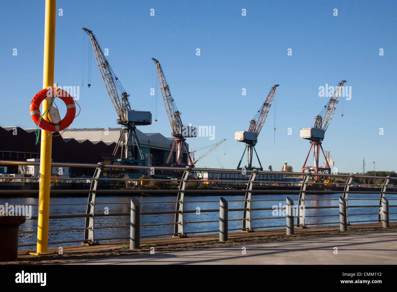 Glasgow, Regno Unito. 4 Novembre, 2013. Luffing gru utilizzate per la costruzione navale a BAE Systems, in cantiere fiume Clyde, Govan, stanno per essere rimossi, secondo recenti rapporti, sollevando i timori che il cantiere potrebbe chiudere Credito: Findlay/Alamy Live News Foto Stock