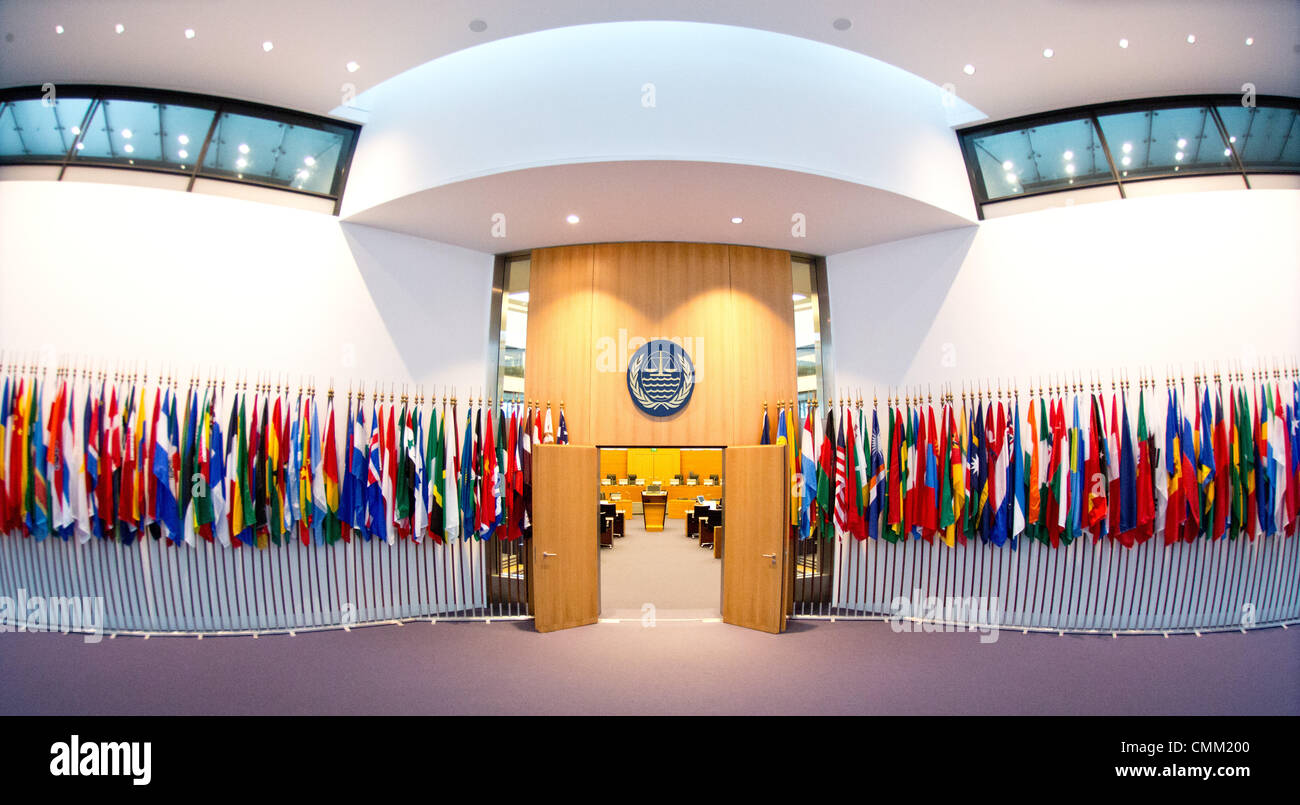 Amburgo, Germania. 04 Nov, 2013. Flaggs di varie nazioni la linea pareti su entrambi i lati dell'entrata principale della corte sala del tribunale internazionale per il diritto del mare (ITLOS) ad Amburgo, Germania, 04 novembre 2013. ITLAS sentirà il caso della nave di Greenpeace Arctic Sunrise il 06 novembre 2013. Foto: CHRISTIAN CHARISIUS/dpa/Alamy Live News Foto Stock