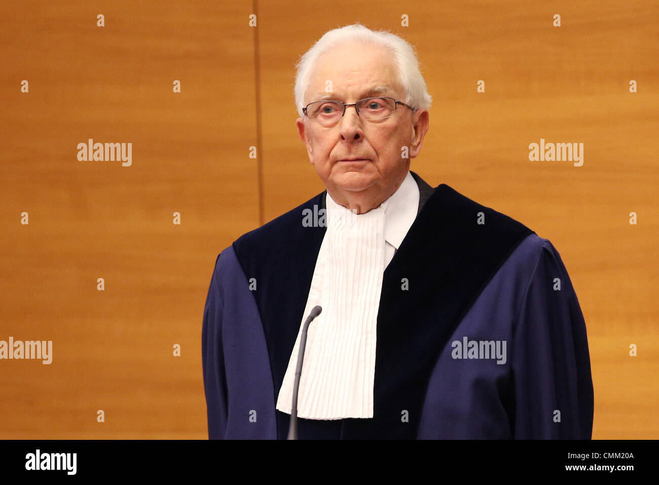 Amburgo, Germania. 04 Nov, 2013. Giudice britannico David Anderson sorge nella principale sala giudiziaria del Tribunale internazionale per il diritto del mare (ITLOS) prima del suo giuramento ad Amburgo, Germania, 04 novembre 2013. ITLAS sentirà il caso della nave di Greenpeace Arctic Sunrise il 06 novembre 2013. Foto: CHRISTIAN CHARISIUS/dpa/Alamy Live News Foto Stock