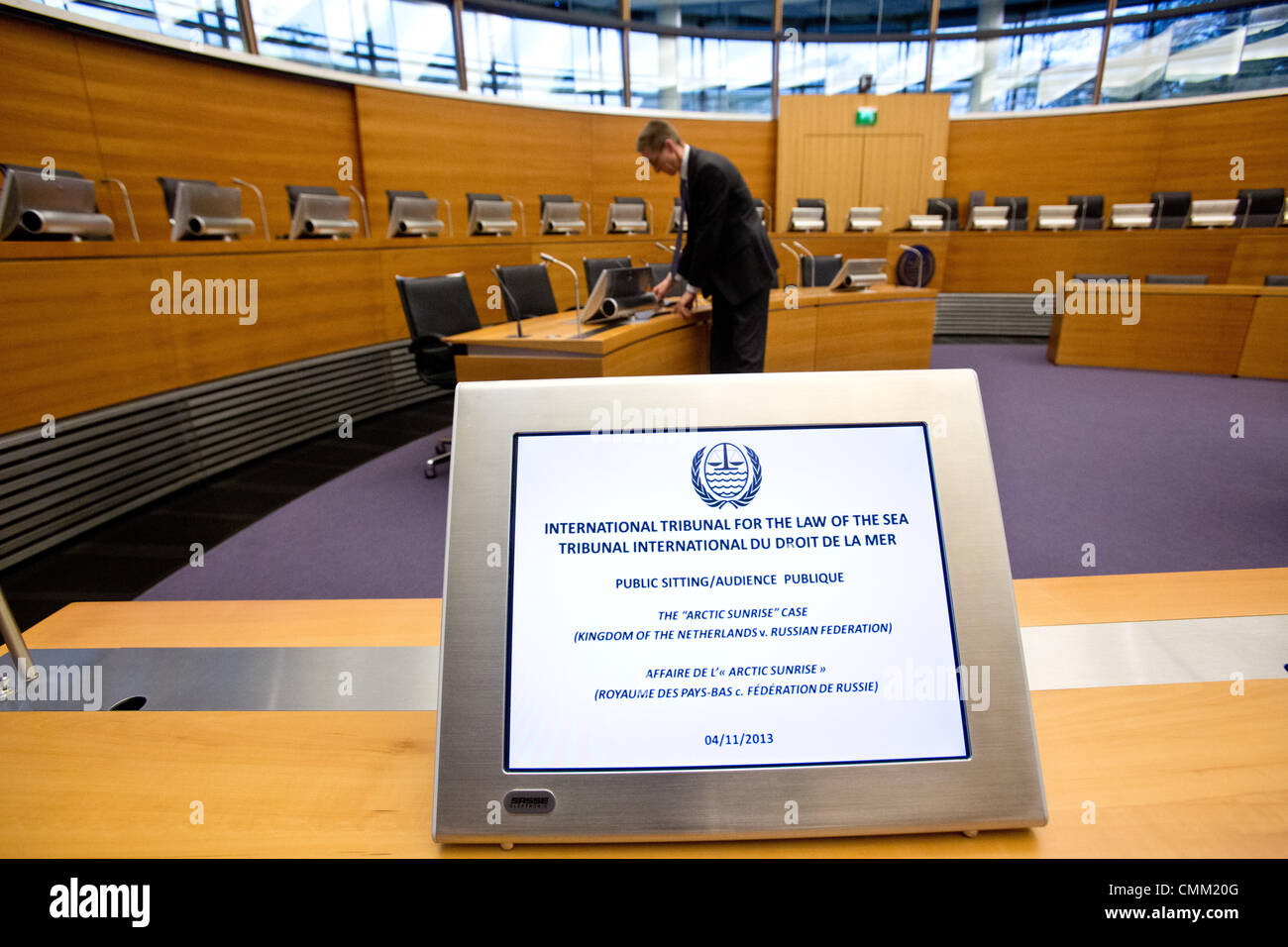 Amburgo, Germania. 04 Nov, 2013. Una schermata sul tavolo della delegazione russa mostra l agenda per l'Artico Sunrise caso in sala giudiziaria del Tribunale internazionale per il diritto del mare (ITLOS) ad Amburgo, Germania, 04 novembre 2013. ITLAS sentirà il caso della nave di Greenpeace Arctic Sunrise il 06 novembre 2013. Foto: CHRISTIAN CHARISIUS/dpa/Alamy Live News Foto Stock