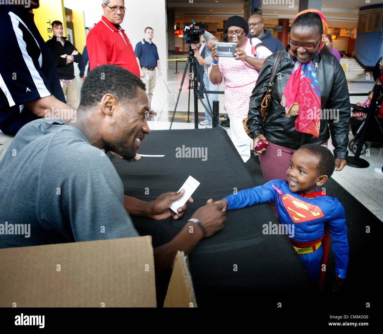 Memphis, Tennessee, Stati Uniti d'America. 31 ott 2013. Ottobre 31, 2013 - Grizzlies Guard Tony Allen, ha acquistato 500 biglietti al venerdì home gioco degli assolcatori, a dare i primi 500 Grizzlies fans che sono venuti al Forum Fed-Ex giovedì pomeriggio. Tony condivide la sua grinta e smerigliare spirito con Dey-lan Moore, 4, che è venuto in veste di Superman. Allen è venuto fuori durante la pratica, saluto i suoi fan, flettendo i suoi muscoli e quindi di consegnare i biglietti per il primo diverse persone in linea. © Karen Pulfer Focht/l'appello commerciale/ZUMAPRESS.com/Alamy Live News Foto Stock