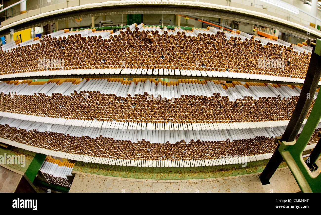 Langenhagen, Germania. 31 ott 2013. 'West' sigarette giacciono su una macchina in Reemtsma fabbrica di sigarette a Langenhagen, Germania, 31 ottobre 2013. Circa 700 dipendenti in fabbrica di produrre più di 30 miliardi di sigarette all'anno, che vengono esportati in oltre cento paesi. La Reemtsma fabbriche di sigarette sono una filiale interamente di proprietà dell'Imperial Tobacco Group PLC. Foto: JULIAN STRATENSCHULTE/dpa/Alamy Live News Foto Stock