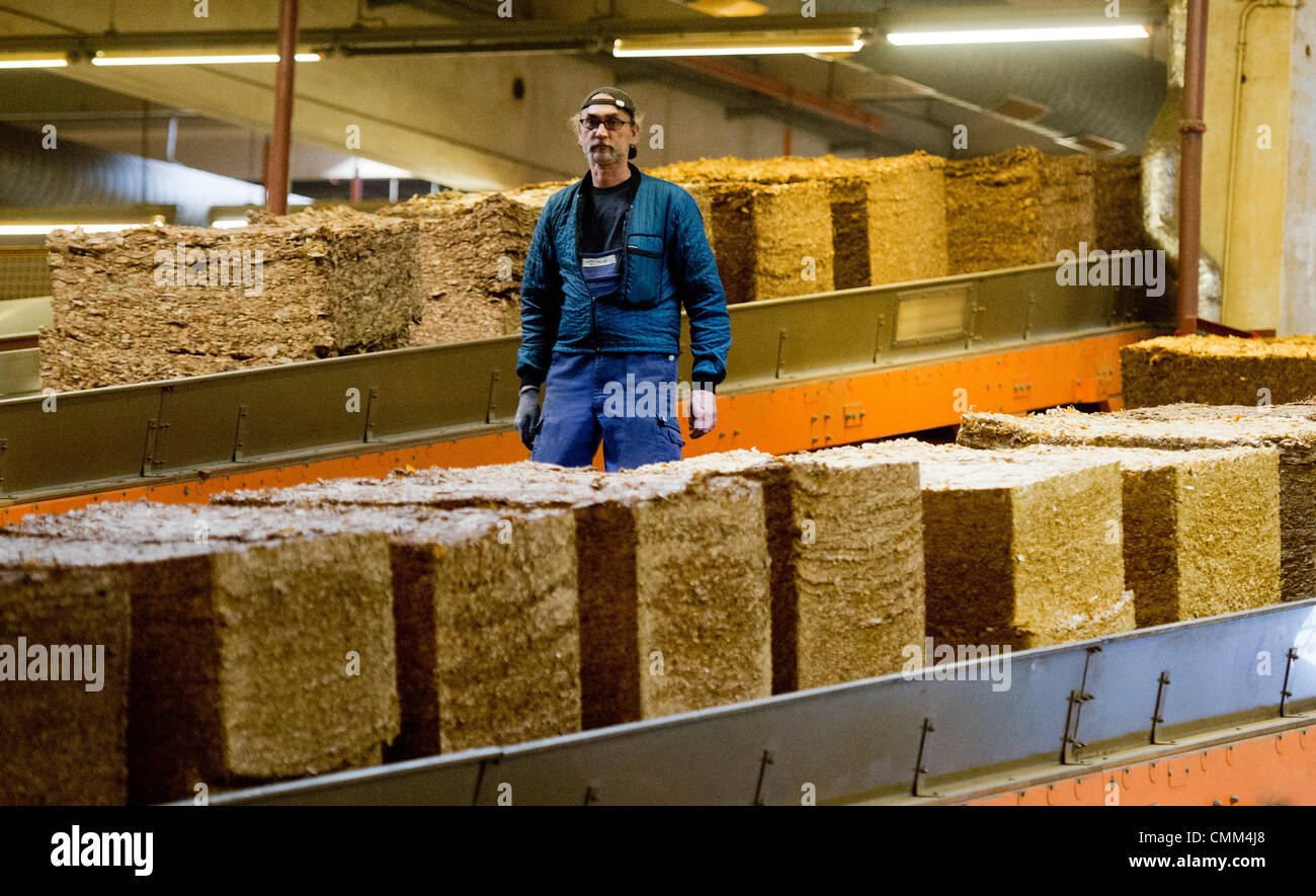 Langenhagen, Germania. 31 ott 2013. Un dipendente si erge accanto alle balle di tabacco nelle sigarette Reemtsma nella factory di Langenhagen, Germania, 31 ottobre 2013. Circa 700 dipendenti in fabbrica di produrre più di 30 miliardi di sigarette all'anno, che vengono esportati in oltre cento paesi. La Reemtsma fabbriche di sigarette sono una filiale interamente di proprietà dell'Imperial Tobacco Group PLC. Foto: JULIAN STRATENSCHULTE/dpa/Alamy Live News Foto Stock