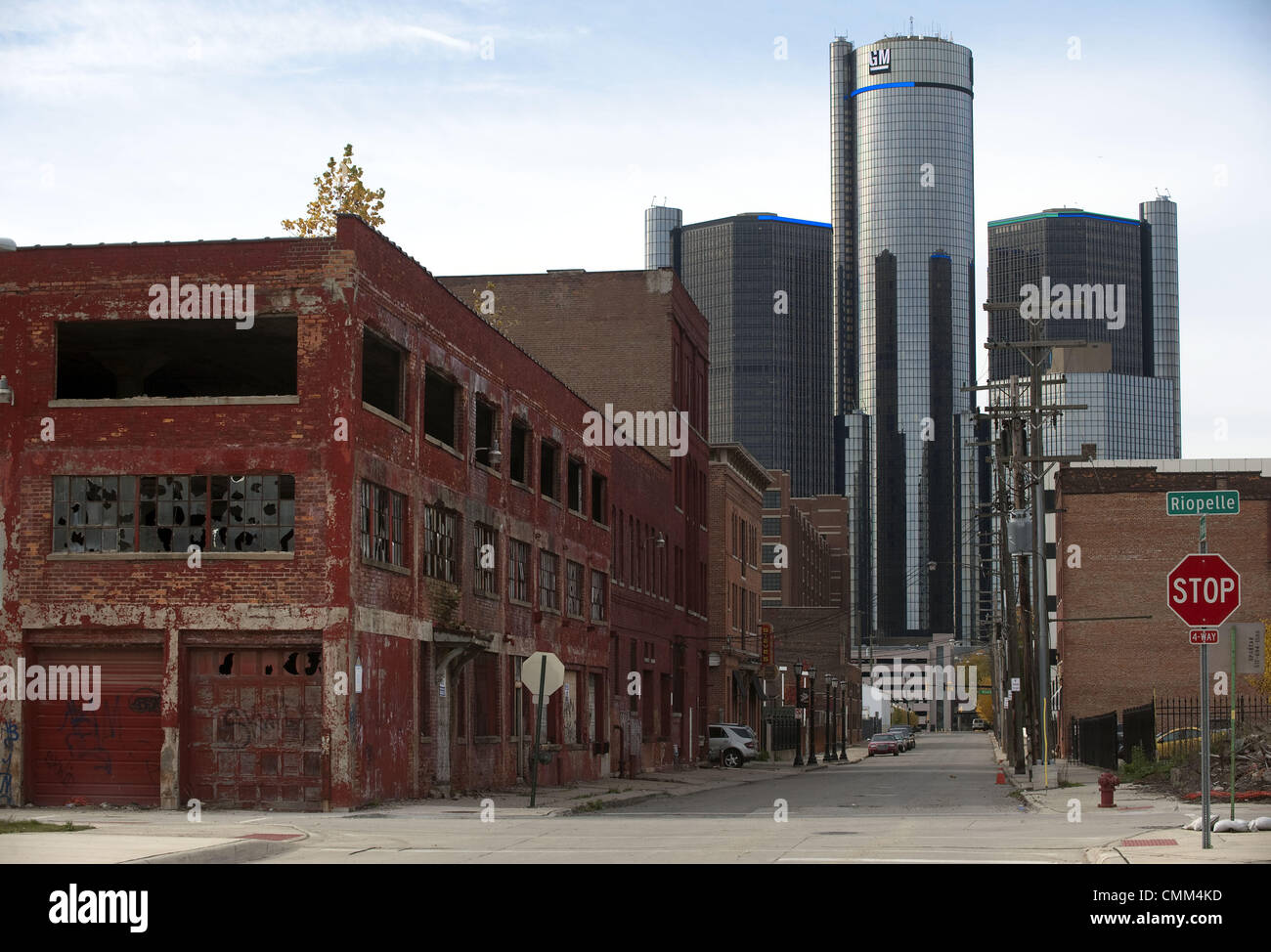 Detroit, Michigan, Stati Uniti d'America. 4 Novembre, 2013. Un edificio fatiscente sorge su un angolo della Riopelle e Franklin con il GM edificio dietro di esso nel centro di Detroit, MI. La città di Detroit è nel mezzo di un fallimento di deposito e di un nuovo Sindaco sarà eletto il 4 nov. Credito: Mark Bialek/ZUMAPRESS.com/Alamy Live News Foto Stock