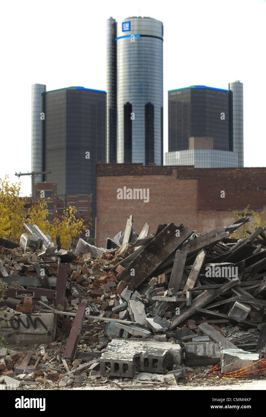 Detroit, Michigan, Stati Uniti d'America. 4 Novembre, 2013. Un mucchio di macerie siede all'angolo di Riopelle e Franklin come il GM edificio sorge dietro di esso nel centro di Detroit, MI. La città di Detroit è nel mezzo di un fallimento di deposito e di un nuovo Sindaco sarà eletto il 4 nov. Credito: Mark Bialek/ZUMAPRESS.com/Alamy Live News Foto Stock