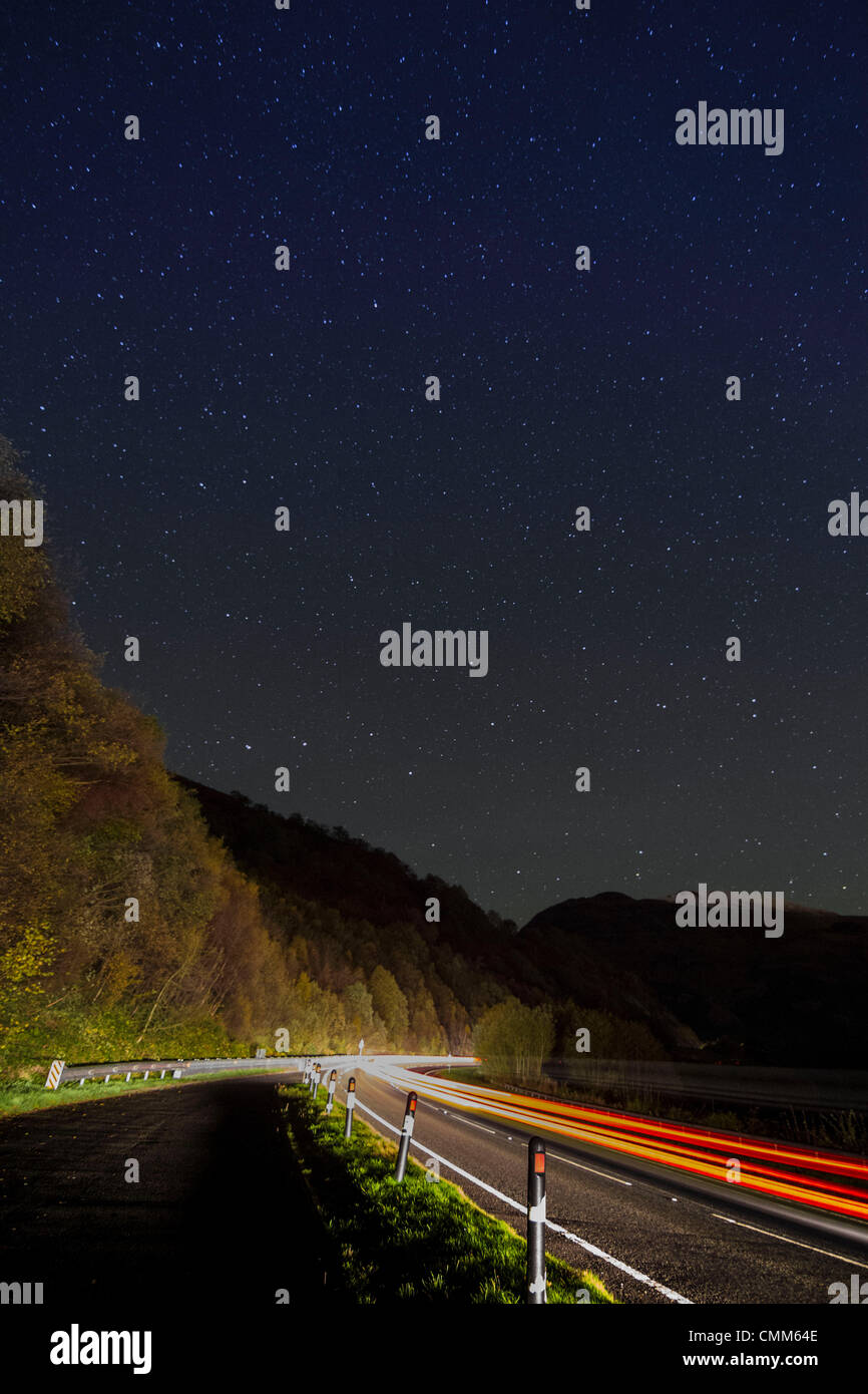 Tarbet, A82, Scotland, Regno Unito. 4 Nov 2013. Cielo sereno e temperature molto fredde significava che la Via Lattea e molte stelle erano visibili nel cielo notturno. Paul Stewart/Alamy Live News Foto Stock