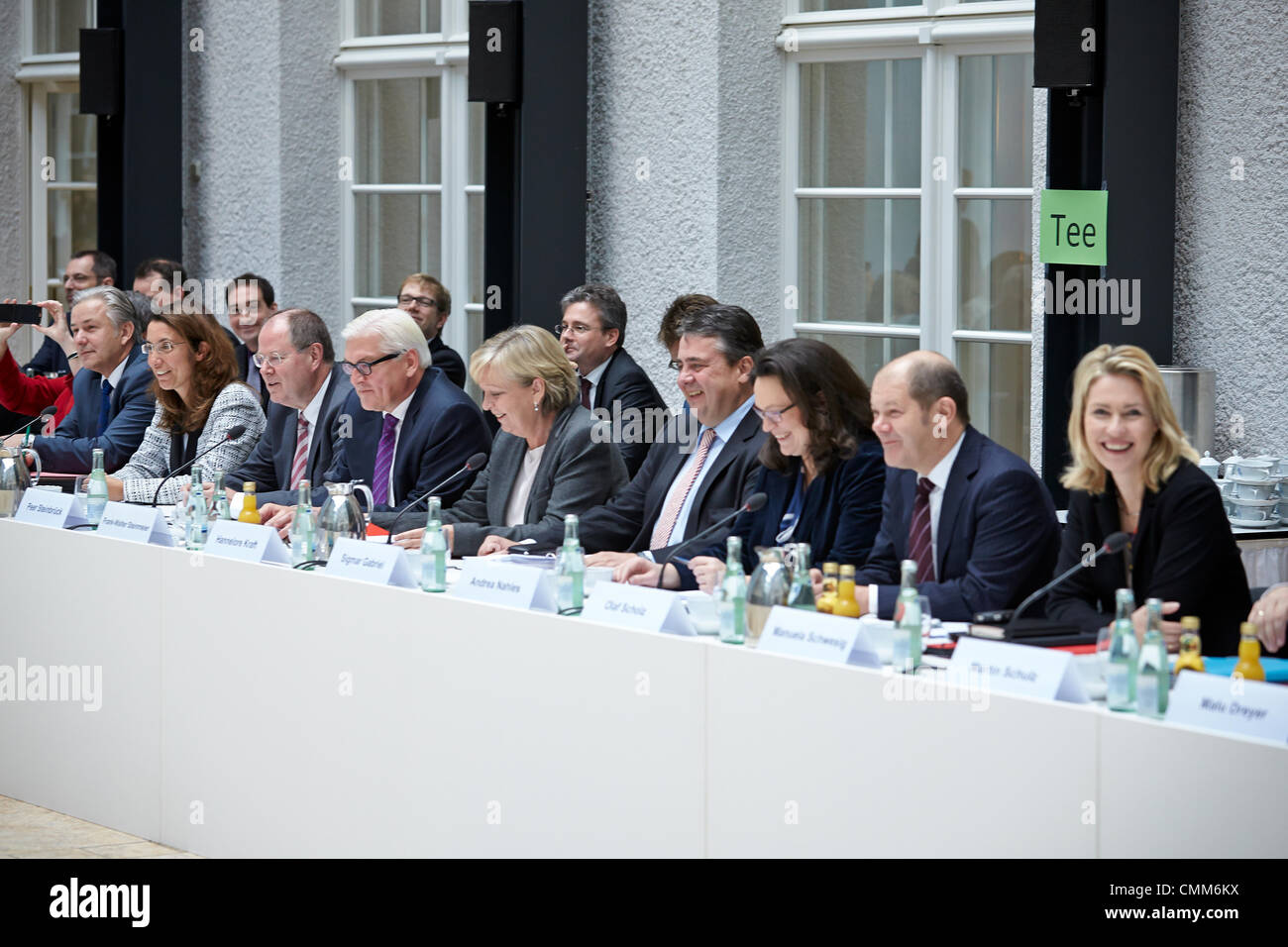 Berlino, Germania. 05 Novembre, 2013. CDU/CSU e SPD continuano le trattative di coalizione presso la rappresentanza della bavarese stato federale a Berlino. / Immagine: Sigmar GABRIEL (SPD), Presidente del DOCUP, sito dal sito da Andrea Nahles (SPD), SPD Segretario generale e MdB, una Signora Hannelore Kraft (SPD), Ministropresidente della Renania settentrionale-Vestfalia, alla coalizione negoziati di Berlino Credito: Reynaldo Chaib Paganelli/Alamy Live News Foto Stock