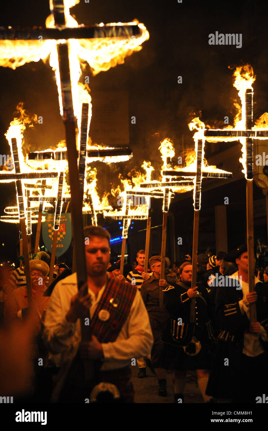 Flaming croci sono sfilavano giù Cliffe High Street a Lewes falò festeggiamenti stasera Foto Stock