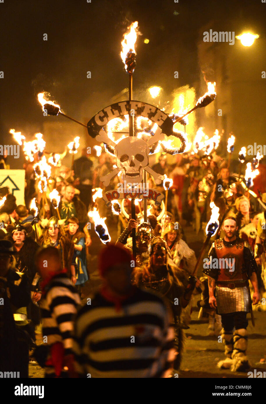 Lewes, East Sussex, Regno Unito. 5 Novembre, 2013. La fiaccolata nelle strade di Lewes. Lewes notte dei falò processione per festeggiare il trasferimento a caldo del 'Grafico di polvere da sparo" del 1605 Lewes, East Sussex, Regno Unito 5 Novembre 2013 "Credito: CP/Alamy Live News' Foto Stock