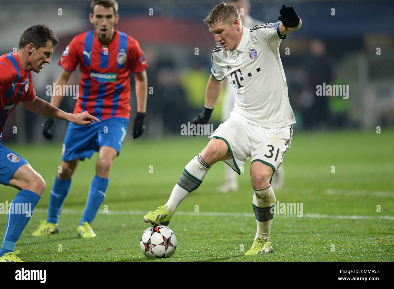 Plzen, Repubblica Ceca. 05 Nov, 2013. Plzen Mariani Cisovsky (L) e Monaco di Baviera Bastian SCHWEINSTEIGER si contendono la palla durante la UEFA Champions League Gruppo D partita di calcio tra FC Viktoria Plzen e FC Bayern Monaco di Baviera a Struncovy Sady Stadium di Plzen, Repubblica ceca, 05 novembre 2013. Foto: Andreas Gebert/dpa /dpa/Alamy Live News Foto Stock