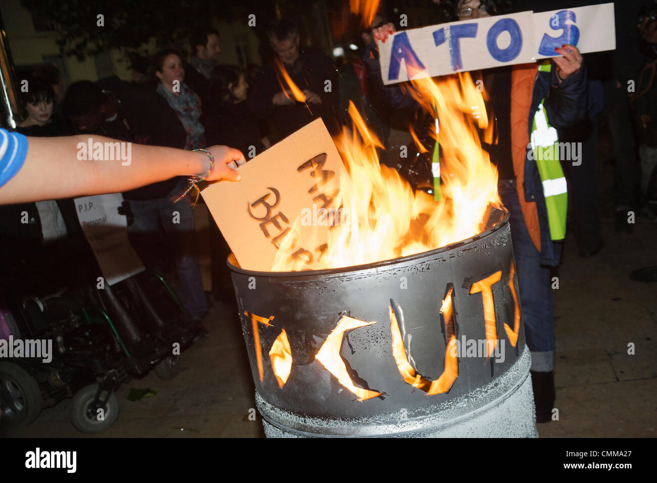 Bristol,UK.5 Novembre, 2013. Anti-austerità manifestanti di Bristol sono fotografati masterizzazione di insegne e cartelloni durante il falò di protesta di austerità. Credito: lynchpics/Alamy Live News Foto Stock