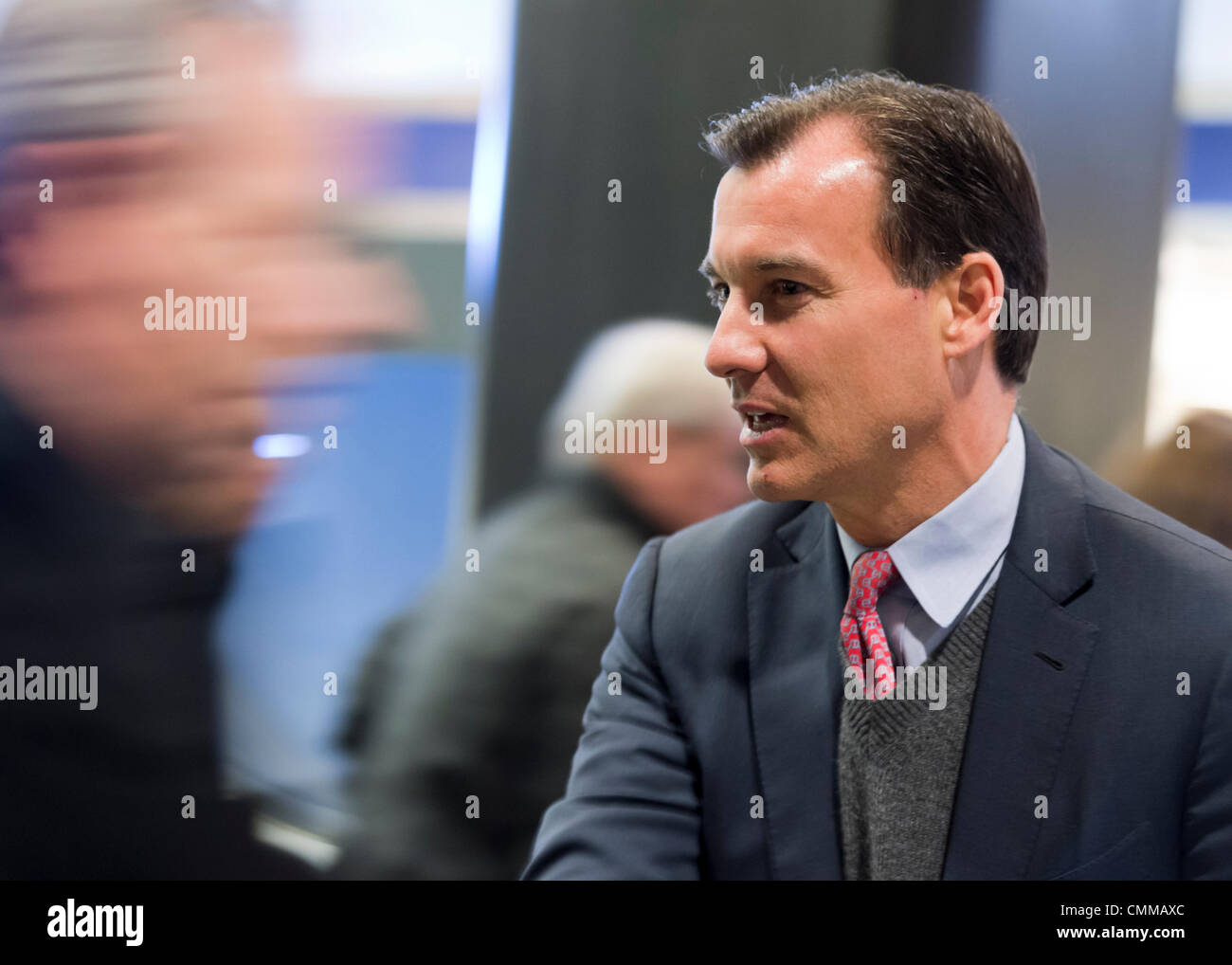 Manhattan, New York, Stati Uniti Il 4 novembre 2013. TOM SUOZZI, candidato democratico per Nassau County Executive, (R) incontra potenziali elettori durante la sua campagna stop alla Penn Station, vicino alla fine del rettilineo 36 ore di barnstorming in tutta la contea di Nassau, che conduce fino al 5 novembre elezione generale. Ex Nassau County Executive Suozzi e incombente il repubblicano Mangano sono ancora una volta affacciati come sfidanti. Credito: Ann e Parry/Alamy Live News Foto Stock