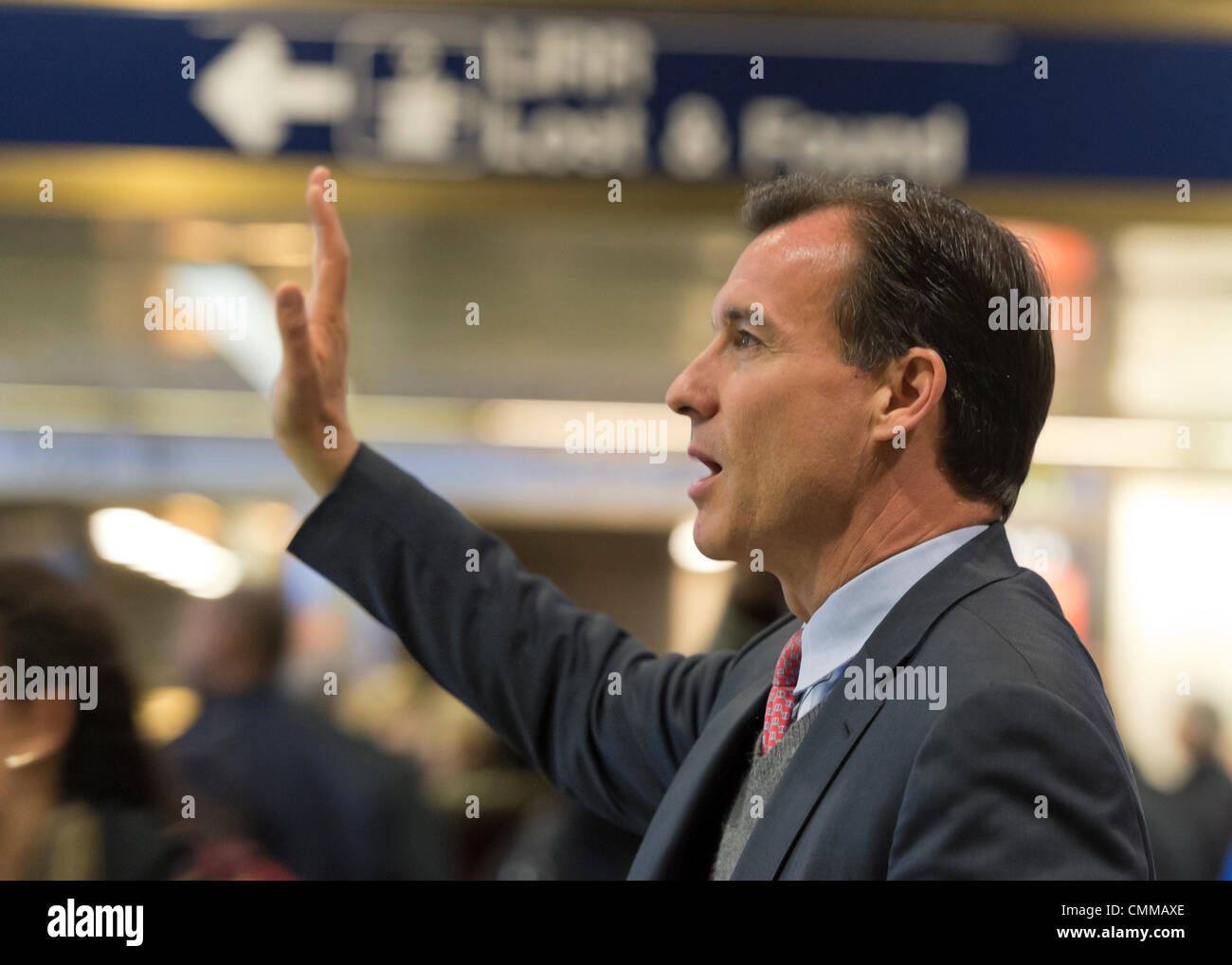 Manhattan, New York, Stati Uniti Il 4 novembre 2013. TOM SUOZZI, candidato democratico per Nassau County Executive, onde ai potenziali elettori durante la sua campagna stop alla Penn Station, vicino alla fine del rettilineo 36 ore di barnstorming in tutta la contea di Nassau, che conduce fino al 5 novembre elezione generale. Ex Nassau County Executive Suozzi e incombente il repubblicano Mangano sono ancora una volta affacciati come sfidanti. Credito: Ann e Parry/Alamy Live News Foto Stock