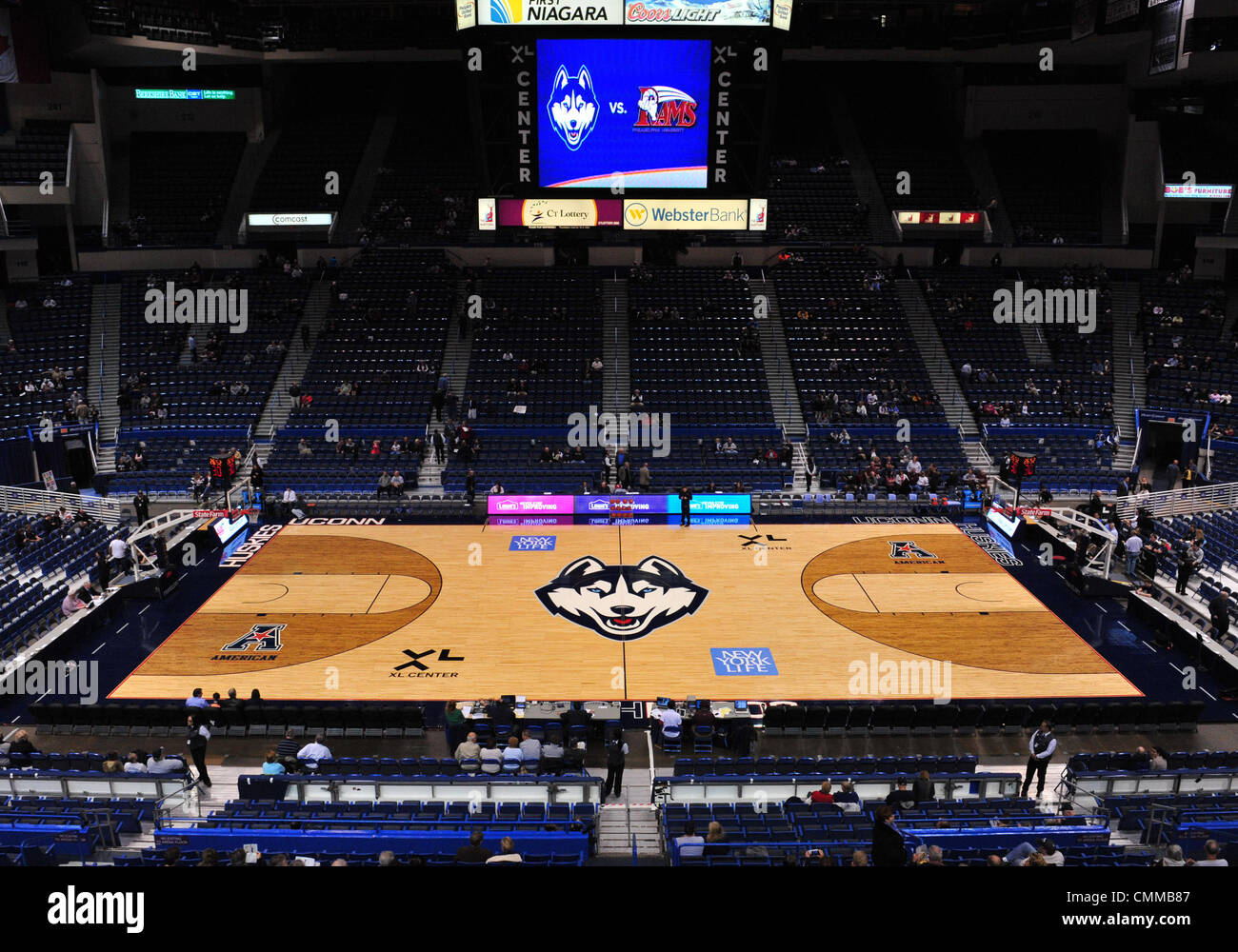 Hartford, CT, Stati Uniti d'America. 5 Novembre, 2013. Martedì 5 Novembre 2013: UConn della nuova Corte design con il nuovo logo attende di essere messo al centro della scena prima di iniziare il NCAA pallacanestro tra Philadelphia e nel Connecticut a XL centro di Hartford, CT. Bill Shettle / Cal Sport Media. © csm/Alamy Live News Foto Stock