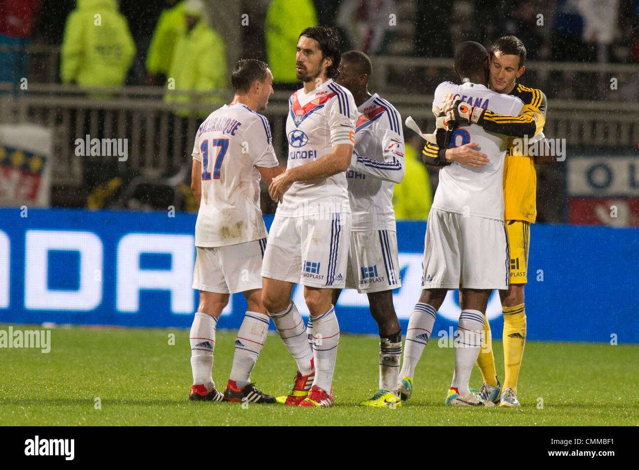 Lione, Francia. 2° Nov, 2013. Lione gruppo team Calcio : Lione giocatori festeggiare dopo la vittoria del francese "Ligue 1' match tra Lione 2-0 EA Guingamp a Stade de Gerland di Lione, in Francia . © Enrico Calderoni AFLO/sport/Alamy Live News Foto Stock