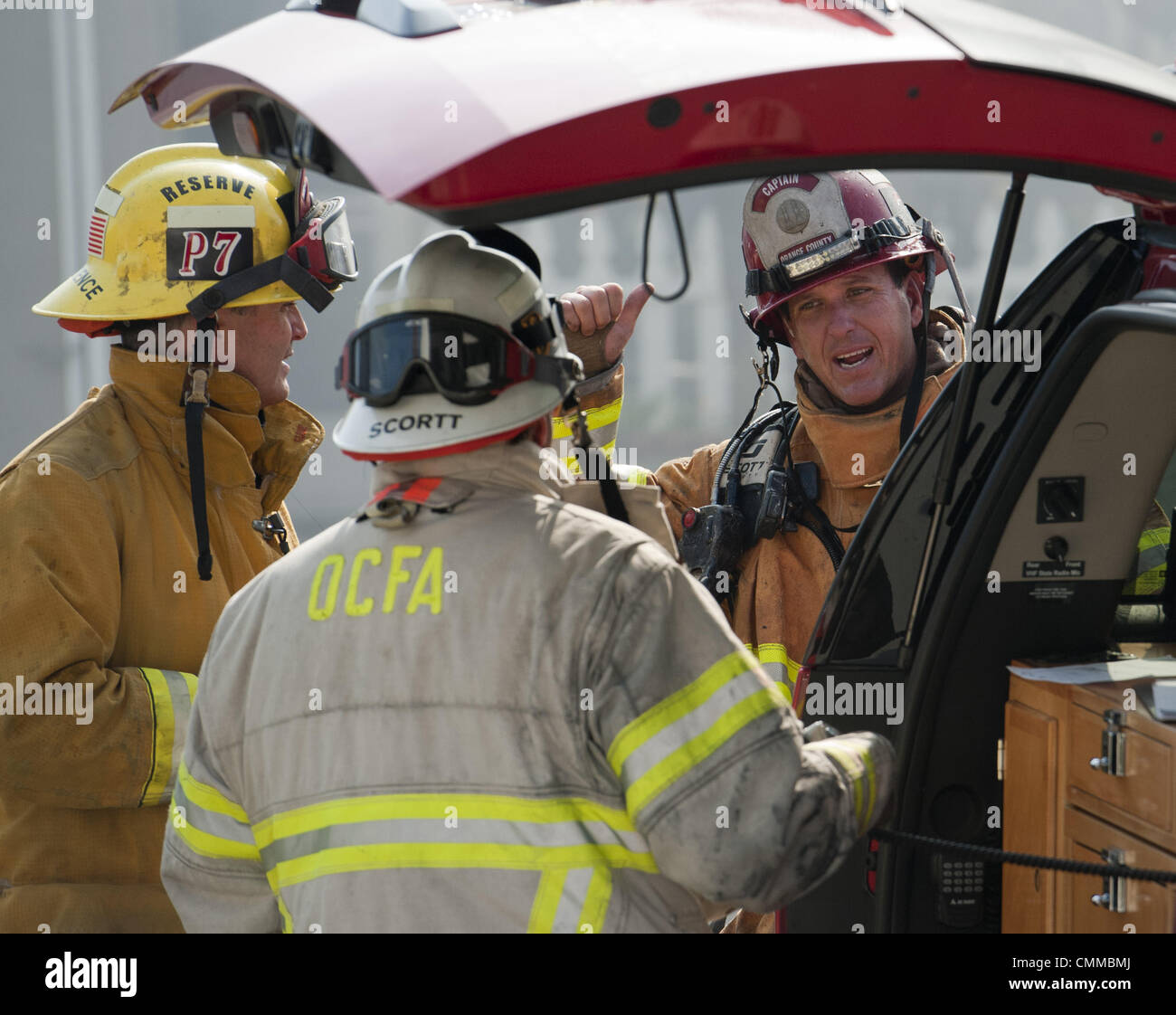 Dana Point, California, Stati Uniti d'America. 5 Novembre, 2013. Un OCFA Vigili del Fuoco conferiscono appena al di fuori di una casa nel 2600 Blocco di vista del Mar dove 911 chiamanti ha riportato una grande esplosione martedì mattina.fbs.jpg---11/5/13---FOTO DI DAVID BRO/ZUMA PREMERE--------l'Orange County Fire competente insieme con altri soccorritori di emergenza sono stati chiamati a una casa nel 2600 Blocco di vista del Mar in Capistrano Beach area di Dana Point martedì mattina in risposta a ciò che i chiamanti 911 chiamato un esplosione. Ora le autorità ritengono che la esplosione era dovuta ai materiali stor Foto Stock