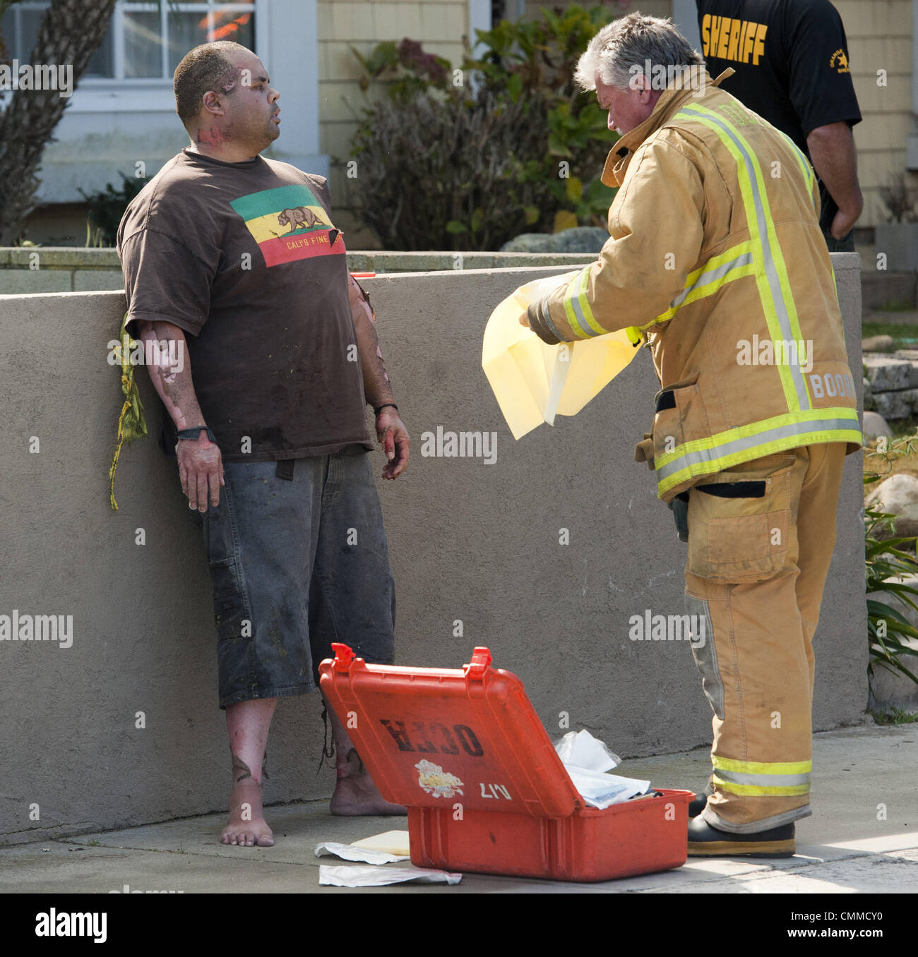 Dana Point, California, Stati Uniti d'America. 5 Novembre, 2013. Un uomo è trattata da un vigile del fuoco OCFA/paramedico nelle conseguenze di un'esplosione in una casa nel 2600 Blocco di vista del Mar in Dana Point il martedì mattina. La Contea di Orange Fire competente insieme con altri soccorritori di emergenza sono stati chiamati a una casa nel 2600 Blocco di vista del Mar in Capistrano Beach area in risposta a ciò che i chiamanti 911 chiamato un esplosione. Ora le autorità ritengono che la esplosione era dovuta a materiali conservati in casa e utilizzati per l'estrazione di THC nella fabbricazione di ''Hash'' e/o ''oli"' fatta da marijuana. T Foto Stock