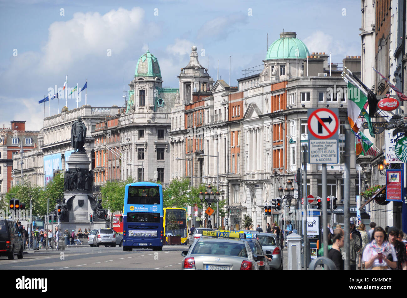 Dublino O'Connell Street: O'Connell Street, la via principale di Dublino, noto come 'Sackville Street' fino al 1924 è stata rinominata in onore di Daniel O'Connell, un leader nazionalista dell' inizio del diciannovesimo secolo, foto scattata il 3 giugno 2013. La sua statua si trova in corrispondenza della estremità inferiore della strada, rivolto verso il ponte O'Connell. Foto: Frank Baumgart Foto Stock