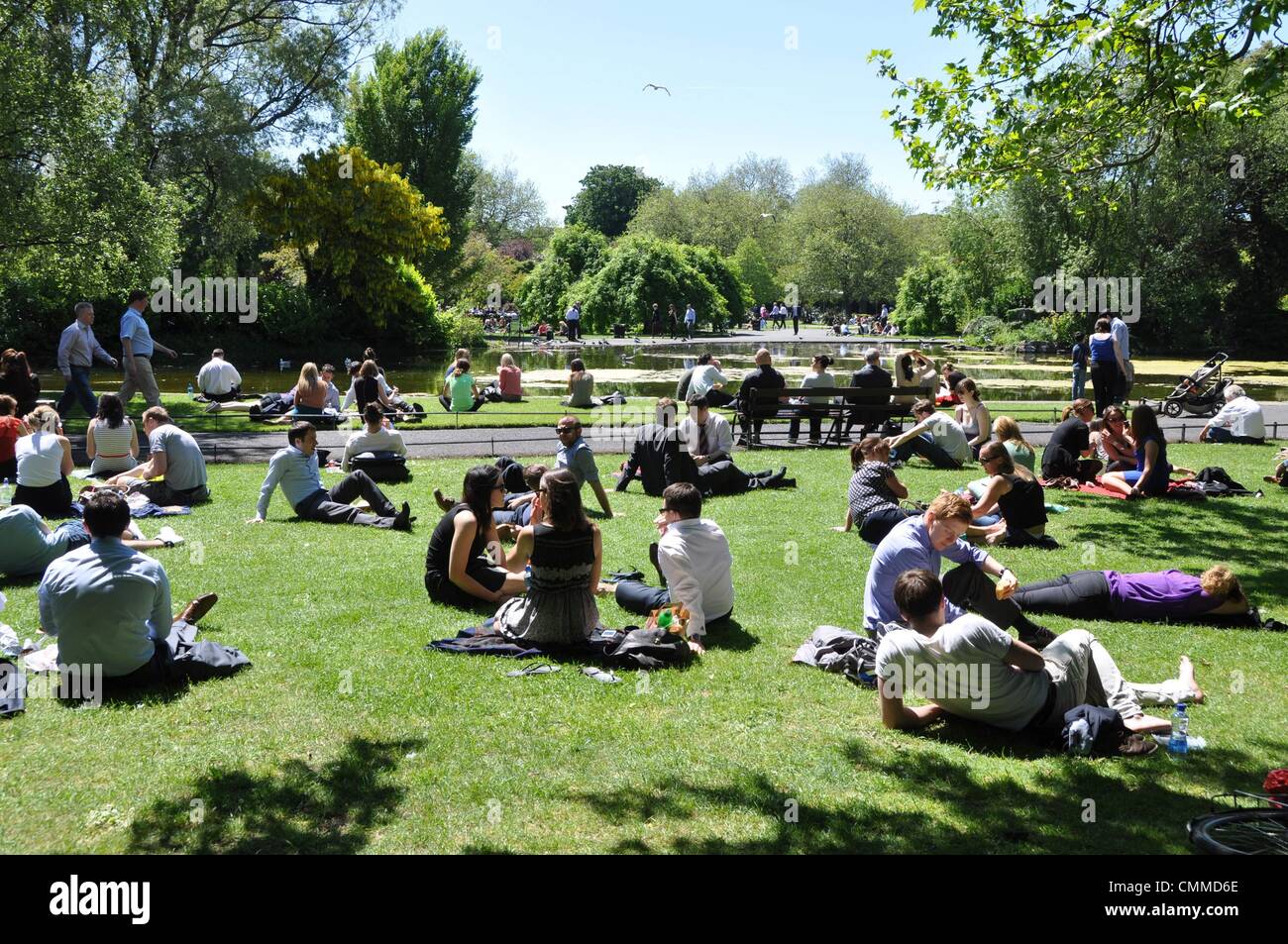 Dublino St. Stephen's Green St. Stephen's Green è un parco pubblico a Dublino ed è spesso frequentato da pranzo gli studenti, i lavoratori, le famiglie e i turisti a Dublino è più soleggiato giorni, foto scattata il 4 giugno 2013. I nove ettari di parco Vittoriano ufficialmente aperto al pubblico nel 1880. Un grande lago, casa di anatre e di altri uccelli acquatici, è alimentata da un'acqua artificiale caduta. Foto: Frank Baumgart Foto Stock