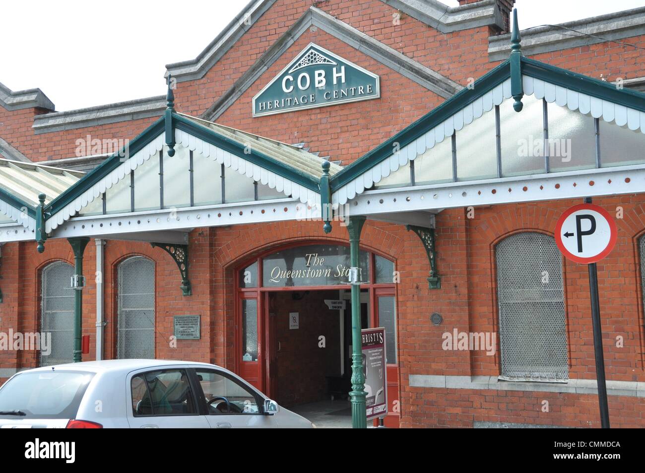 Il Cobh Heritage Centre è un museo che si trova nel vittoriano stazione ferroviaria Vicino al centro della città e vicino a Cobh Crociera Terminale, foto scattata il 25 maggio 2013. "L'esperienza di Queenstown", che si trova al centro mostra principalmente mostre permanenti della storia irlandese come l'emigrazione di massa e la Grande Carestia 1845 - 1852. Il Quay accanto al centro del patrimonio è stato il punto di partenza per milioni di emigranti. Una mostra sulla storia del RMS Titanic il cui ultimo porto di scalo è stato Cobh (allora Queenstown) come da lei indicate per il suo viaggio inaugurale nel 1912. Foto: Frank Baumgart Foto Stock