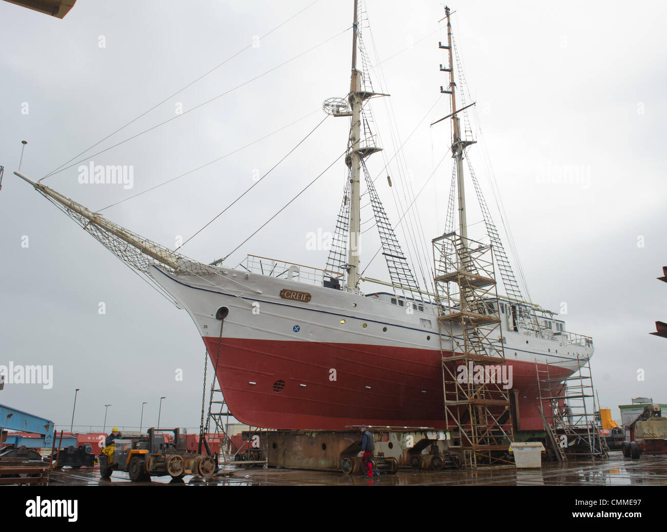 Stralsund, Germania. 6 Nov, 2013. La scuola di vela della nave 'Greif' si trova presso il cantiere navale Volkswerft per essere ispezionato a Stralsund, Germania, 06 novembre 2013. Il 'Germanischer Lloyd', un tecnico organizzazione di vigilanza, conduce una routine di indagine di sicurezza. Foto: Stefan Sauer/dpa/Alamy Live News Foto Stock