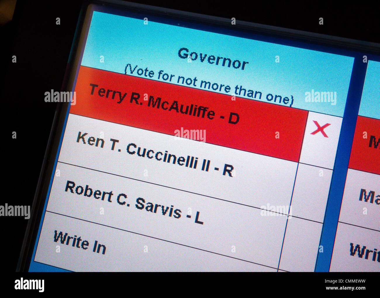 ARLINGTON, VIRGINIA, Stati Uniti d'America - 5 novembre 2013. Il voto per il governatore della Virginia 2013 il giorno delle elezioni utilizzando electronic touch screen macchina di voto. McAuliffe selezionata. Foto Stock