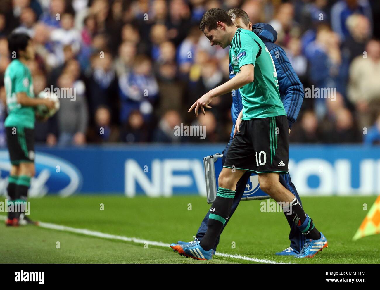 Londra, Gran Bretagna. 6 Nov, 2013. Schalke i feriti della Julian Draxler lascia il passo durante la UEFA Champions League gruppo E partita di calcio tra Chelsea FC ed FC Schalke 04 a Stadio Stamford Bridge di Londra, Gran Bretagna, 06 novembre 2013. Foto: Friso Gentsch/dpa/Alamy Live News Foto Stock