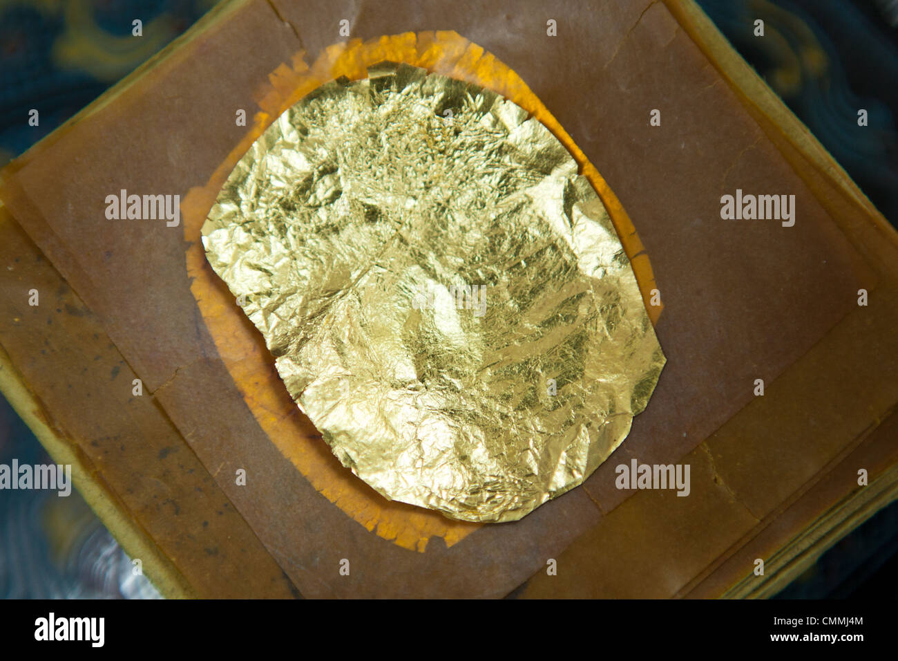 La foglia di oro è oro che è stato piantato nel estremamente sottili fogli ed è spesso utilizzata per la doratura. Foto Stock