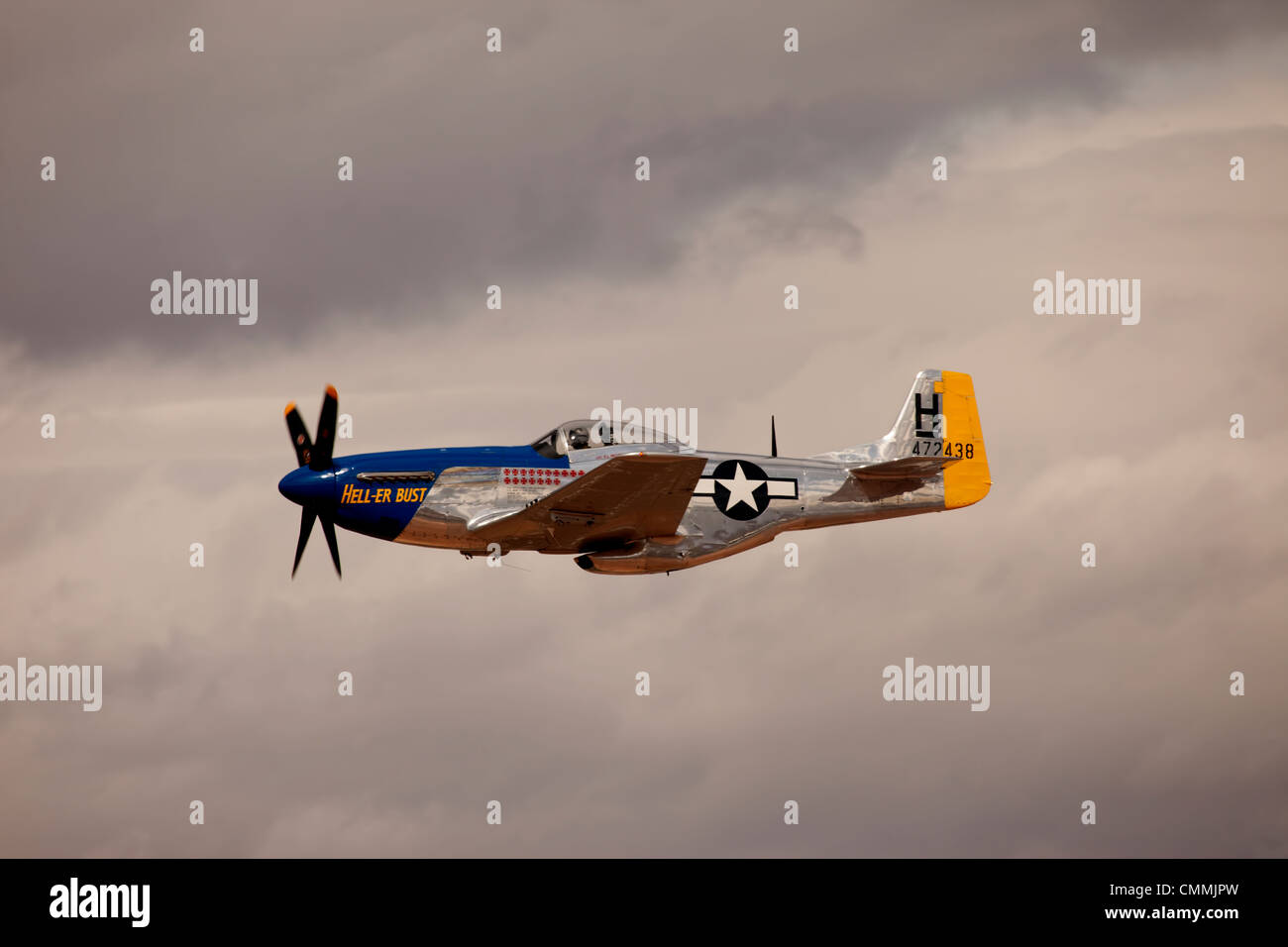 Volare da di P Mustang superiorità aerea fighter dalla Seconda Guerra Mondiale. Naso arte Heller busto. Volo con nuvole temporalesche. Foto Stock