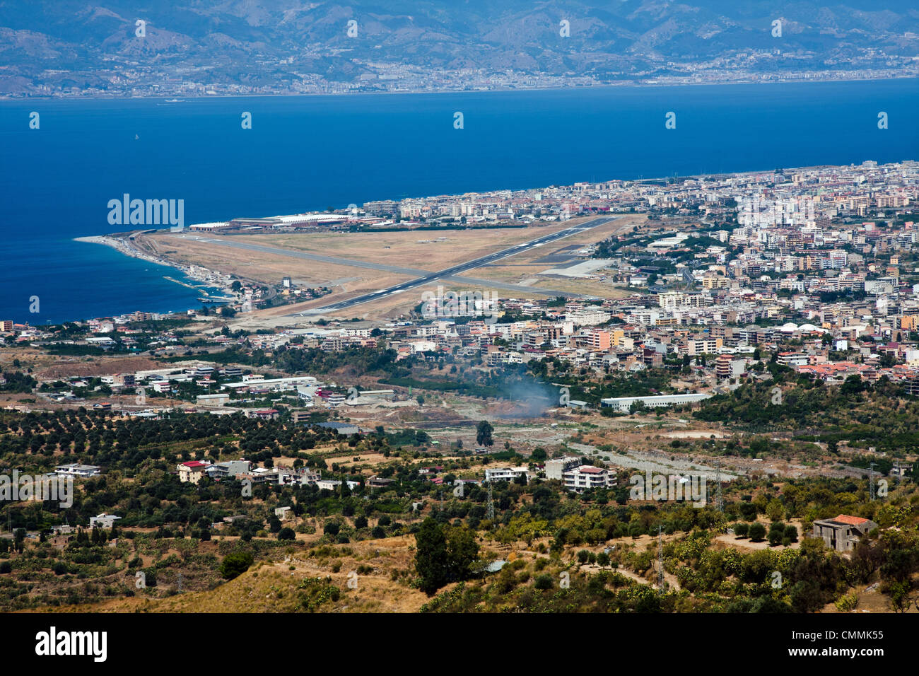 Reggio Calabria e lo stretto di Messina, l'Italia, vista aerea Foto Stock